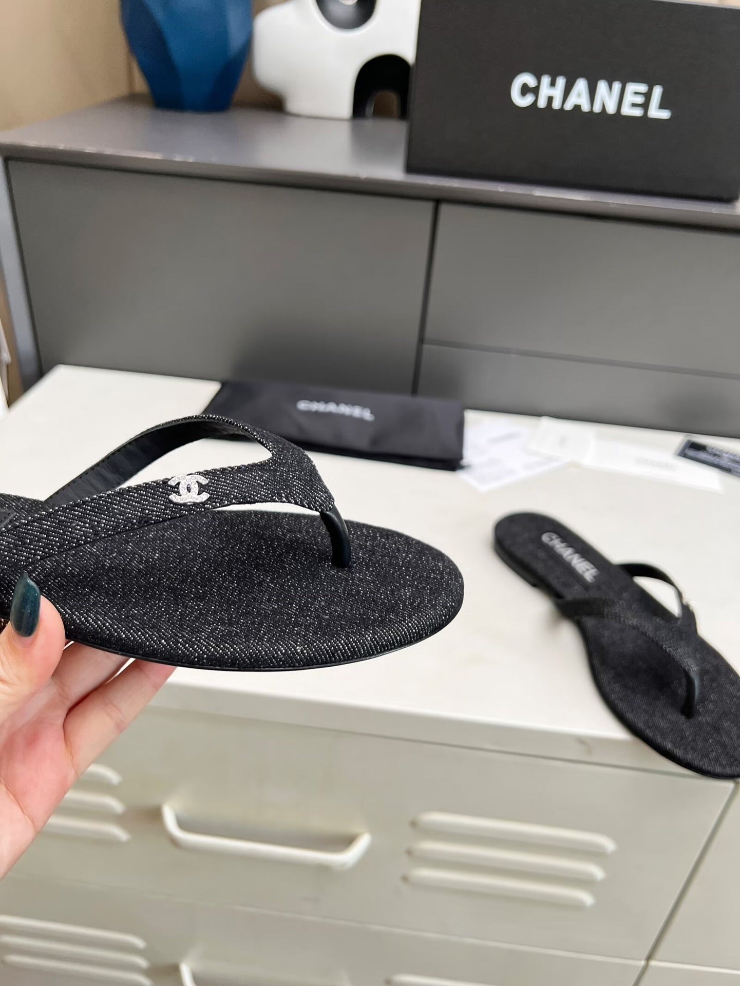 CHANEL THONG SLIPPERS IN BLACK DENIM