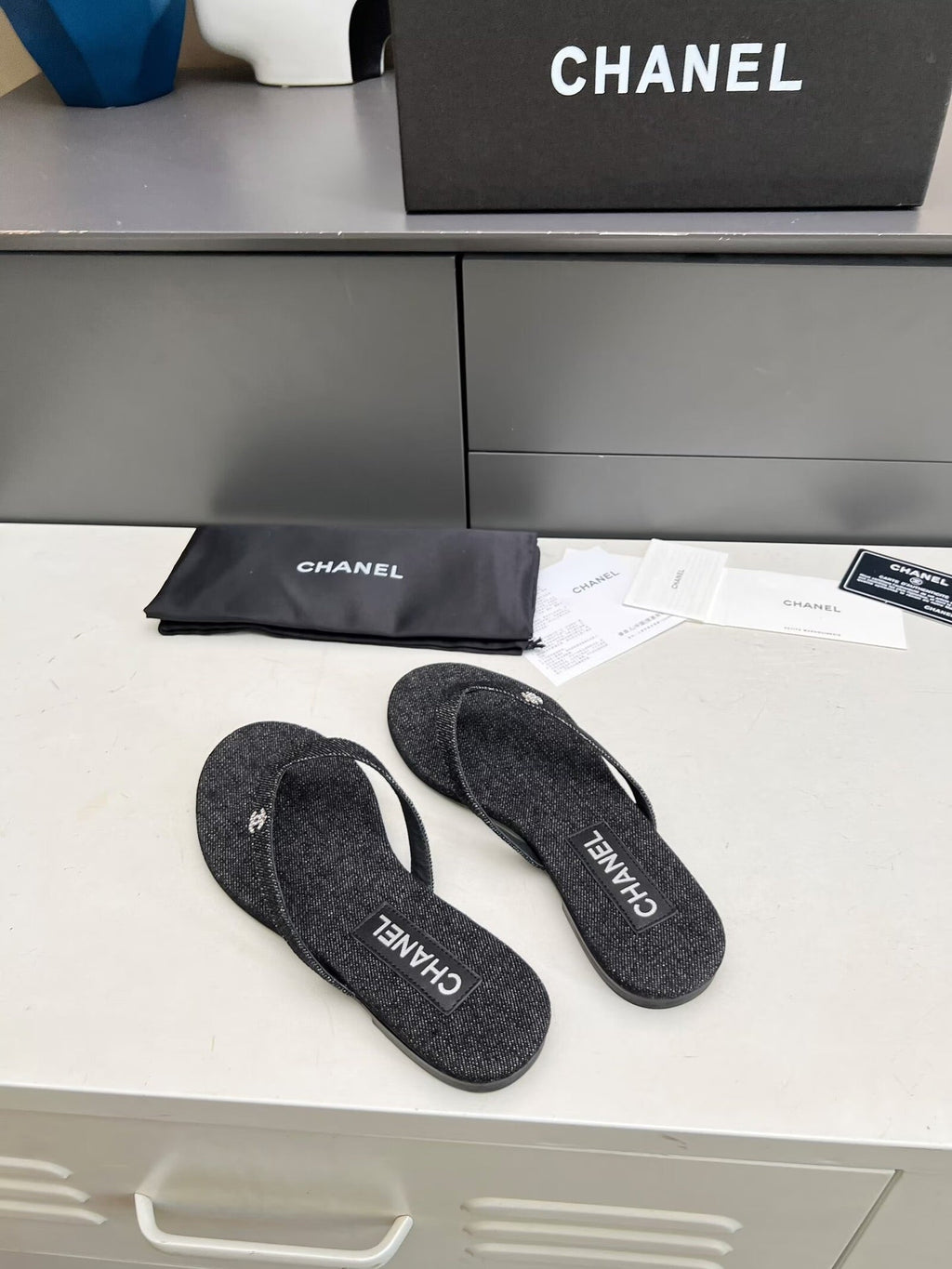 CHANEL THONG SLIPPERS IN BLACK DENIM