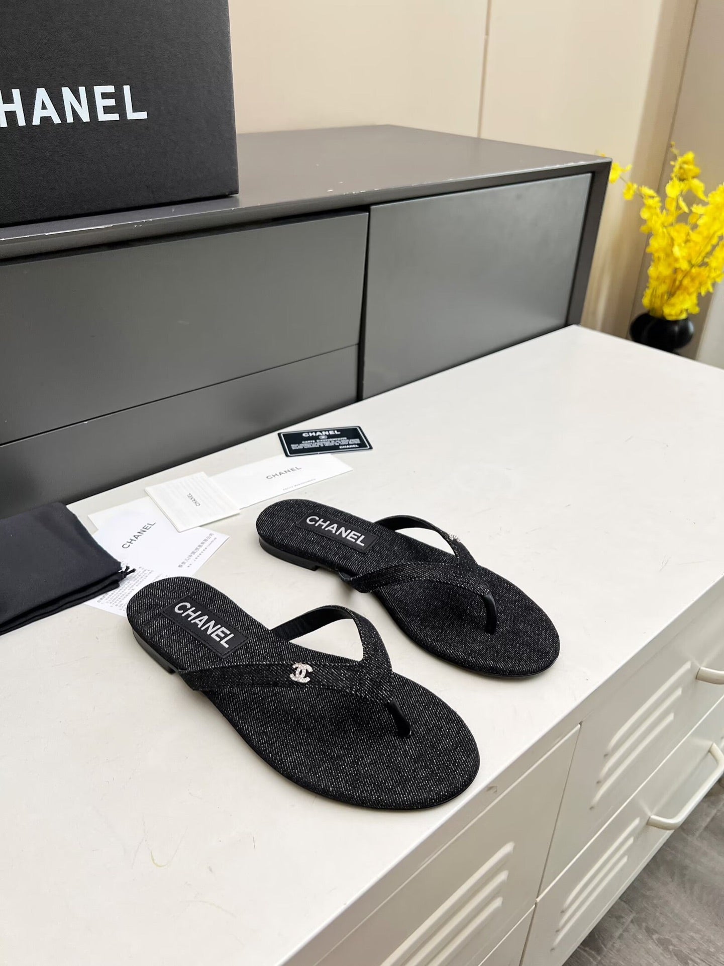 CHANEL THONG SLIPPERS IN BLACK DENIM