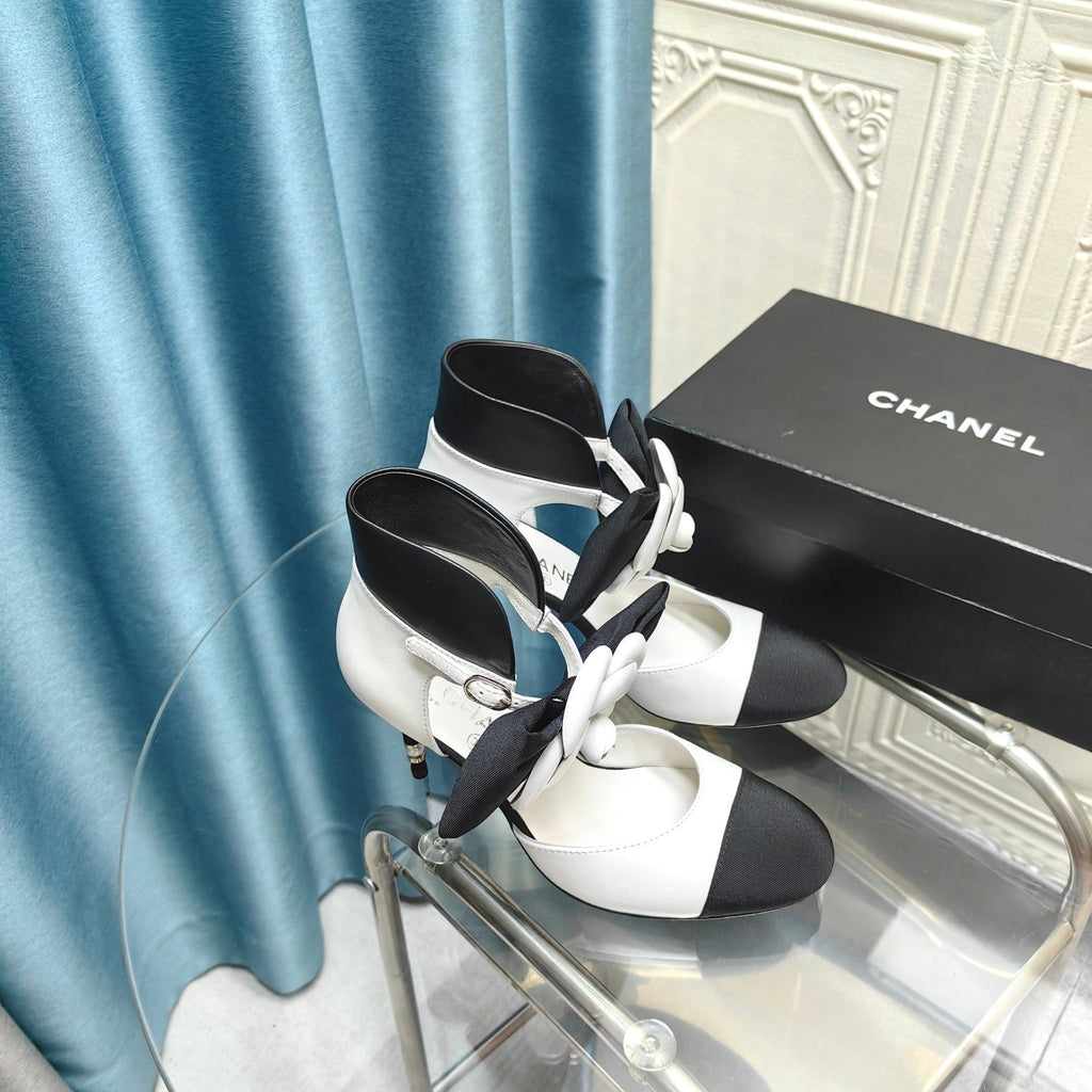 CHANEL HIGH HEELS IN WHITE MIX BLACK SHEEPSKIN WITH FLOWER
