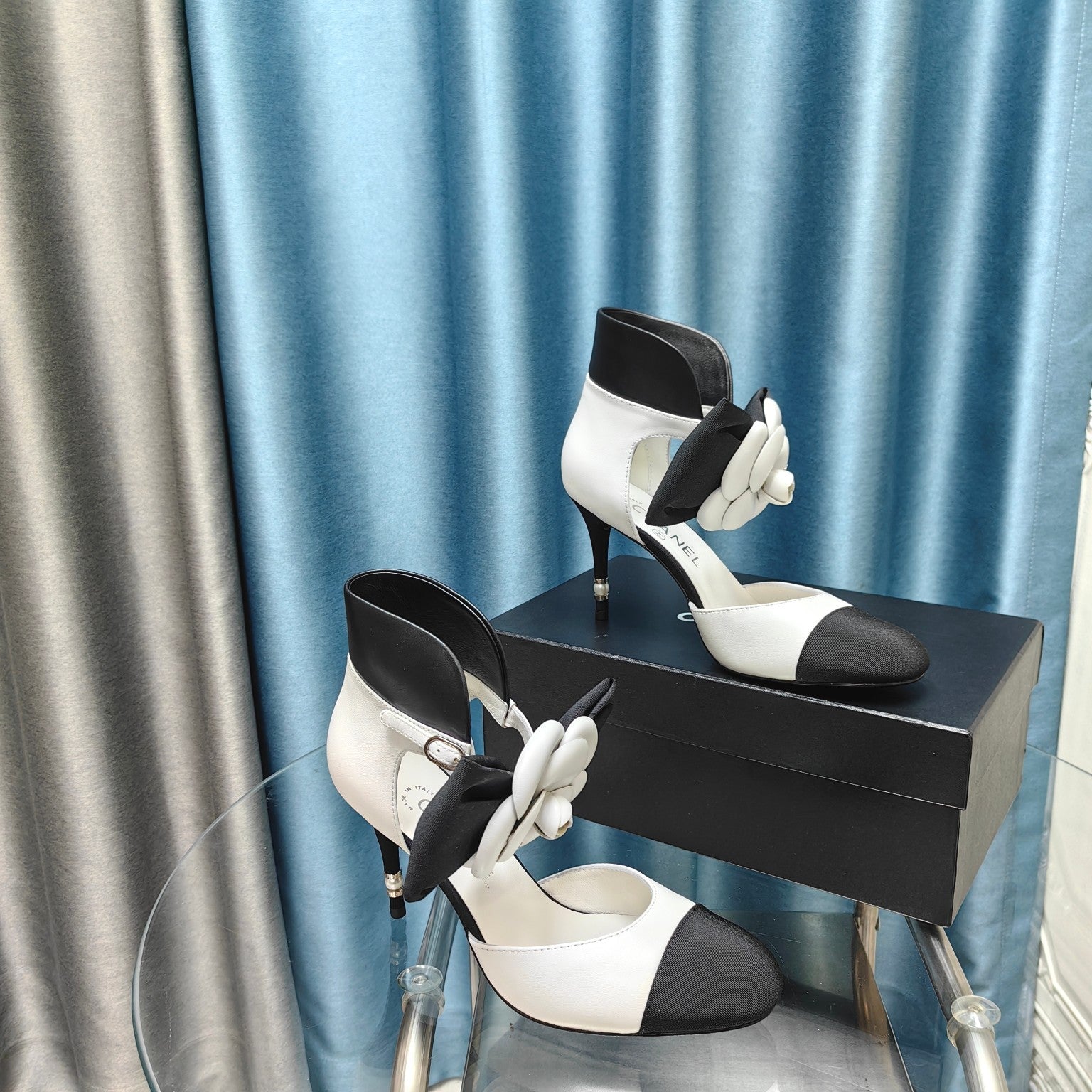 CHANEL HIGH HEELS IN WHITE MIX BLACK SHEEPSKIN WITH FLOWER