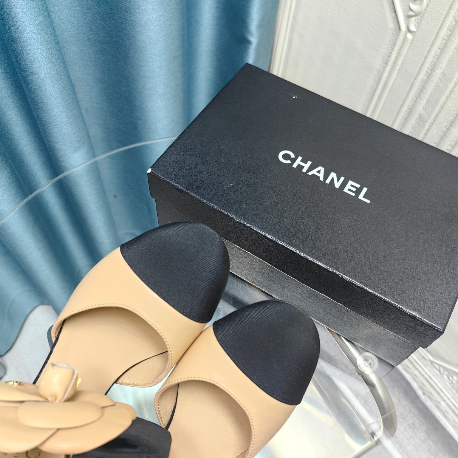 CHANEL HIGH HEELS IN DARK CREAM MIX BLACK SHEEPSKIN WITH FLOWER