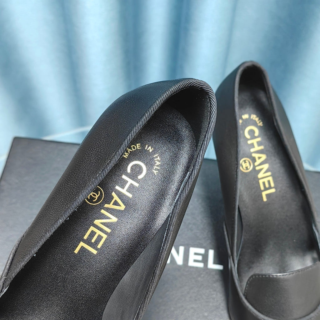 CHANEL HIGH HEELS IN BLACK SHEEPSKIN