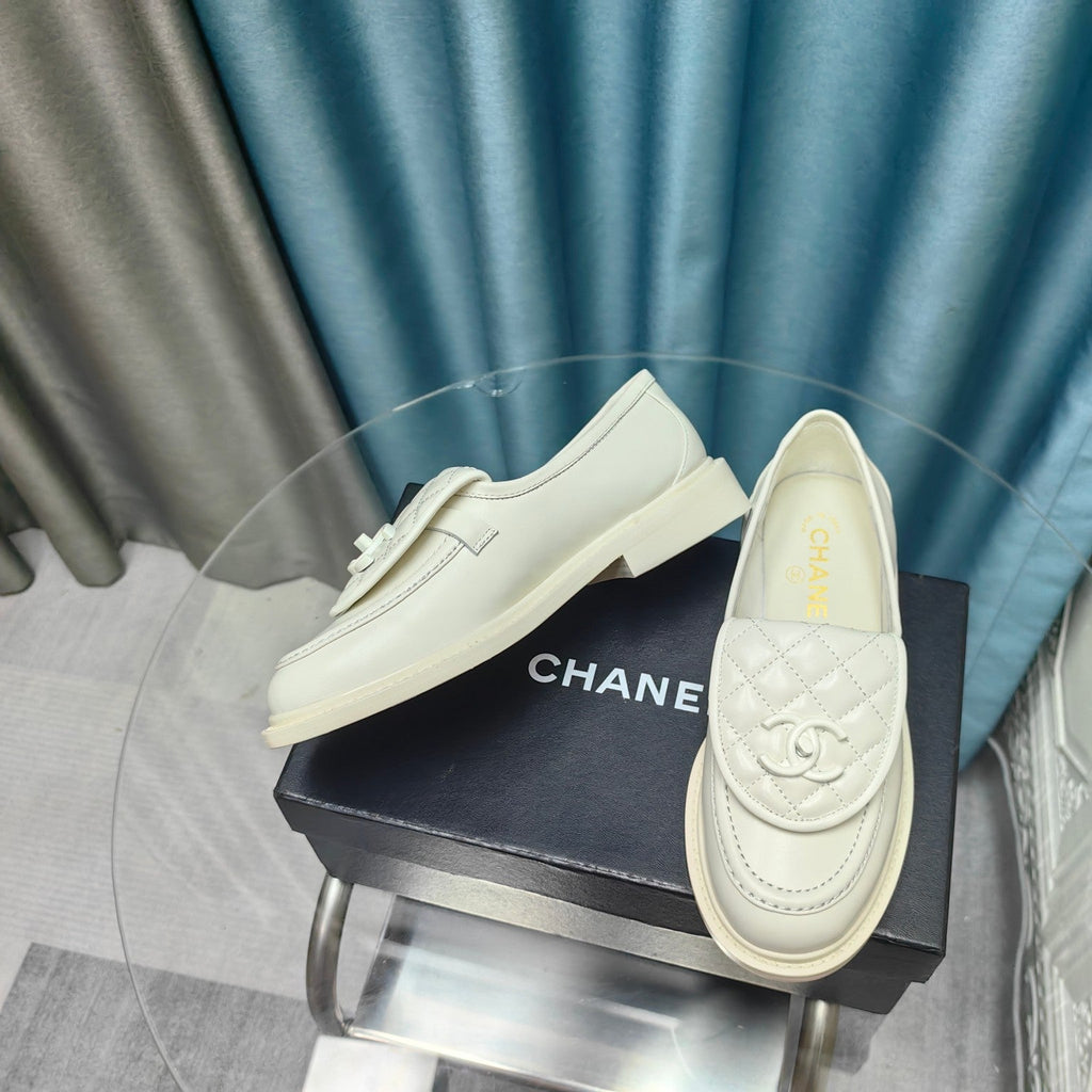 CHANEL MOASINS WHITE QUILTED LAMBSKIN