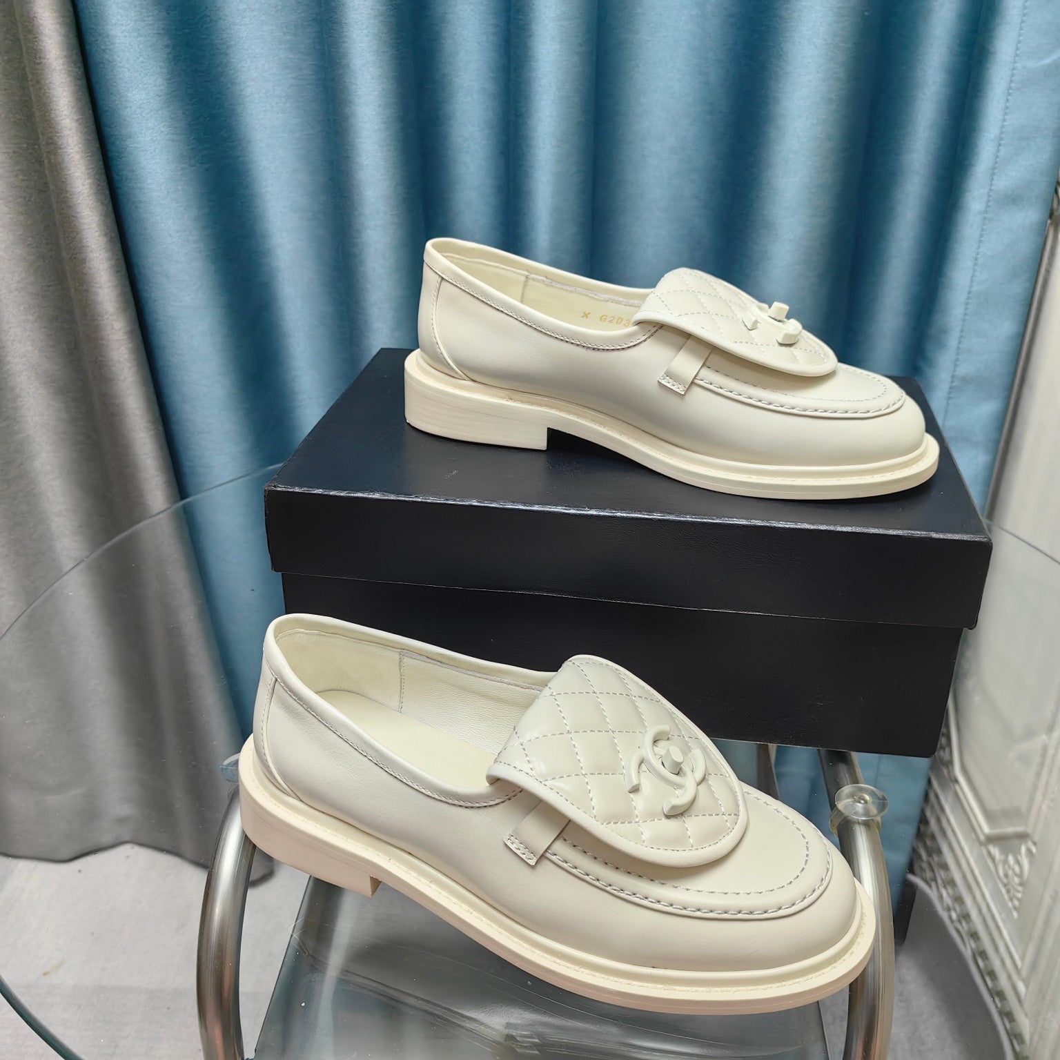 CHANEL MOASINS WHITE QUILTED LAMBSKIN