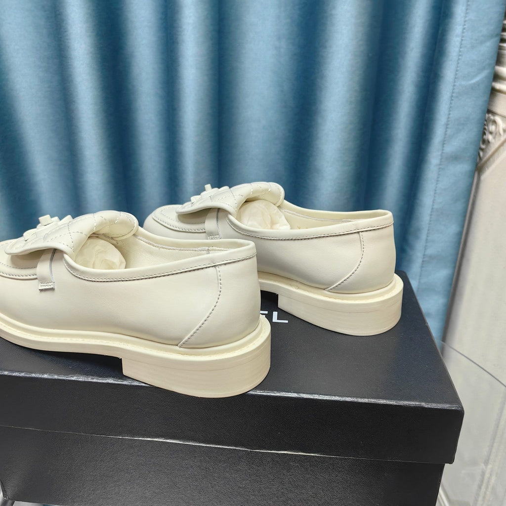 CHANEL MOASINS WHITE QUILTED LAMBSKIN