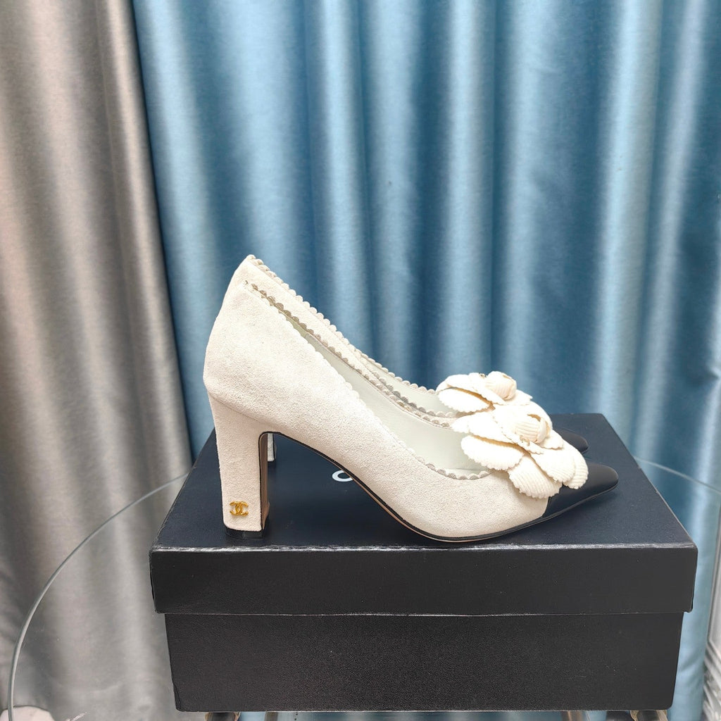 CHANEL HIGH HEELS 80 MM IN WHITE SUEDE AND BLACK CALFSKIN WITH FLOWER