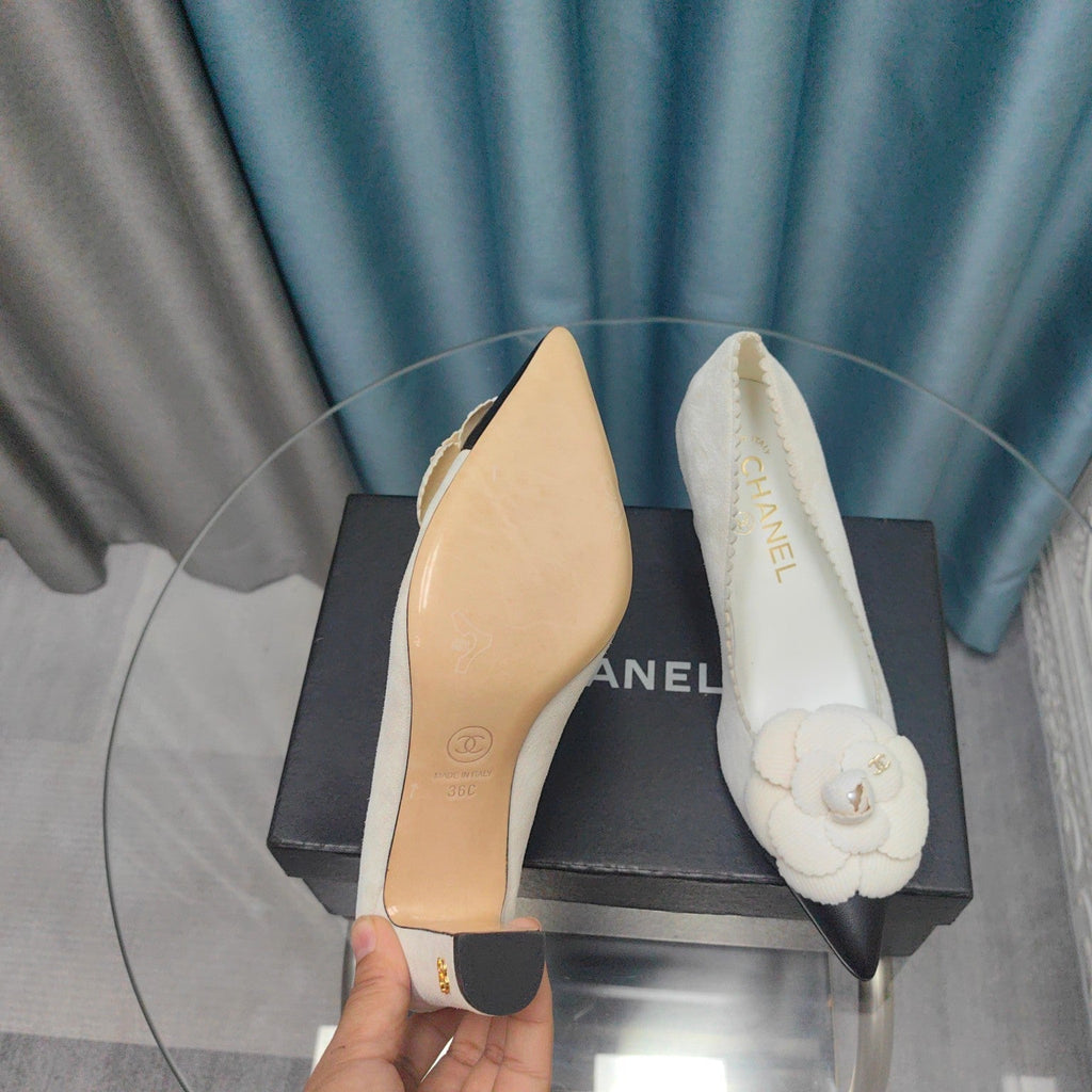 CHANEL HIGH HEELS 80 MM IN WHITE SUEDE AND BLACK CALFSKIN WITH FLOWER