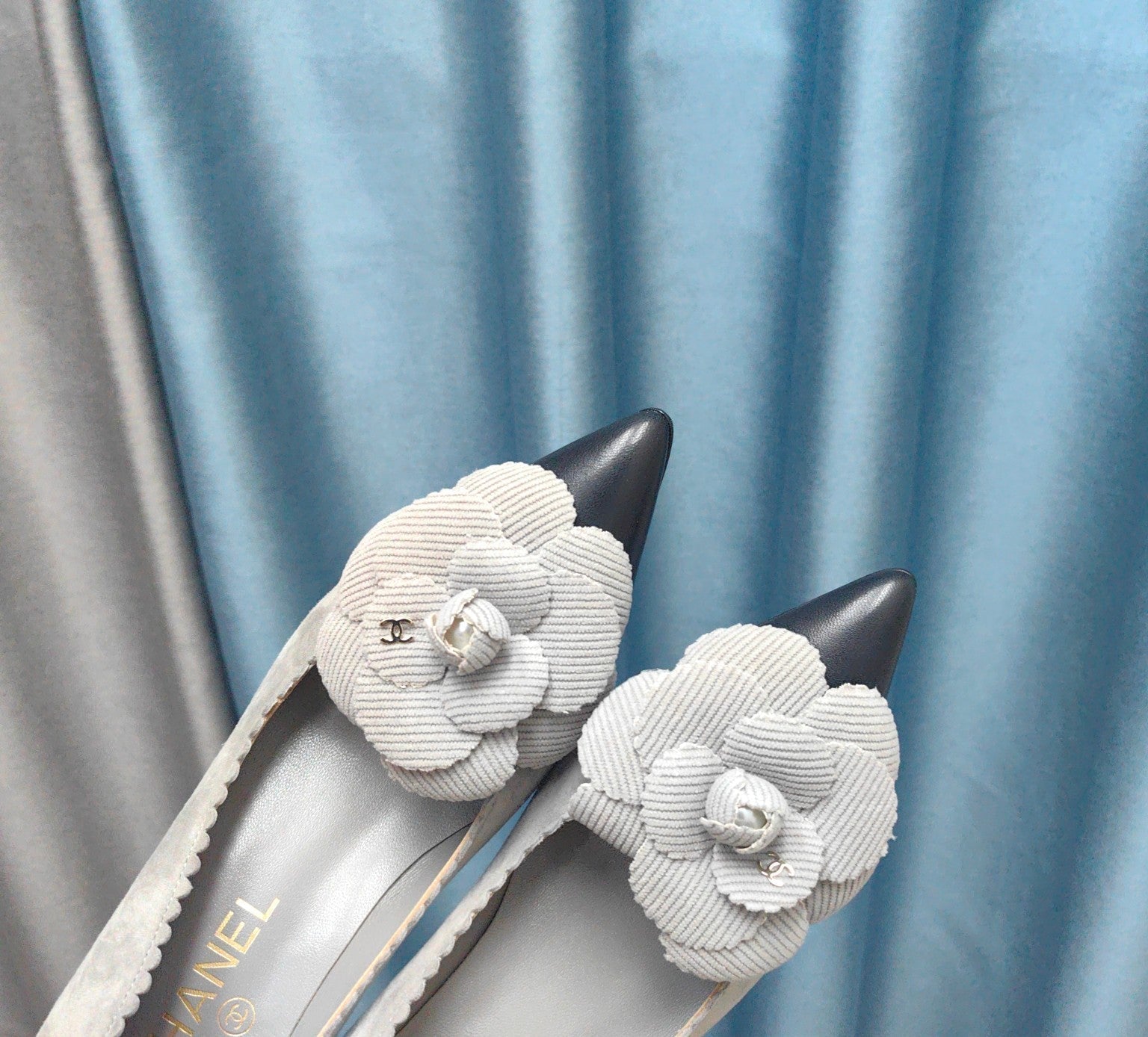 CHANEL HIGH HEELS 80 MM IN SPANISH GRAY SUEDE AND BLACK CALFSKIN WITH FLOWER