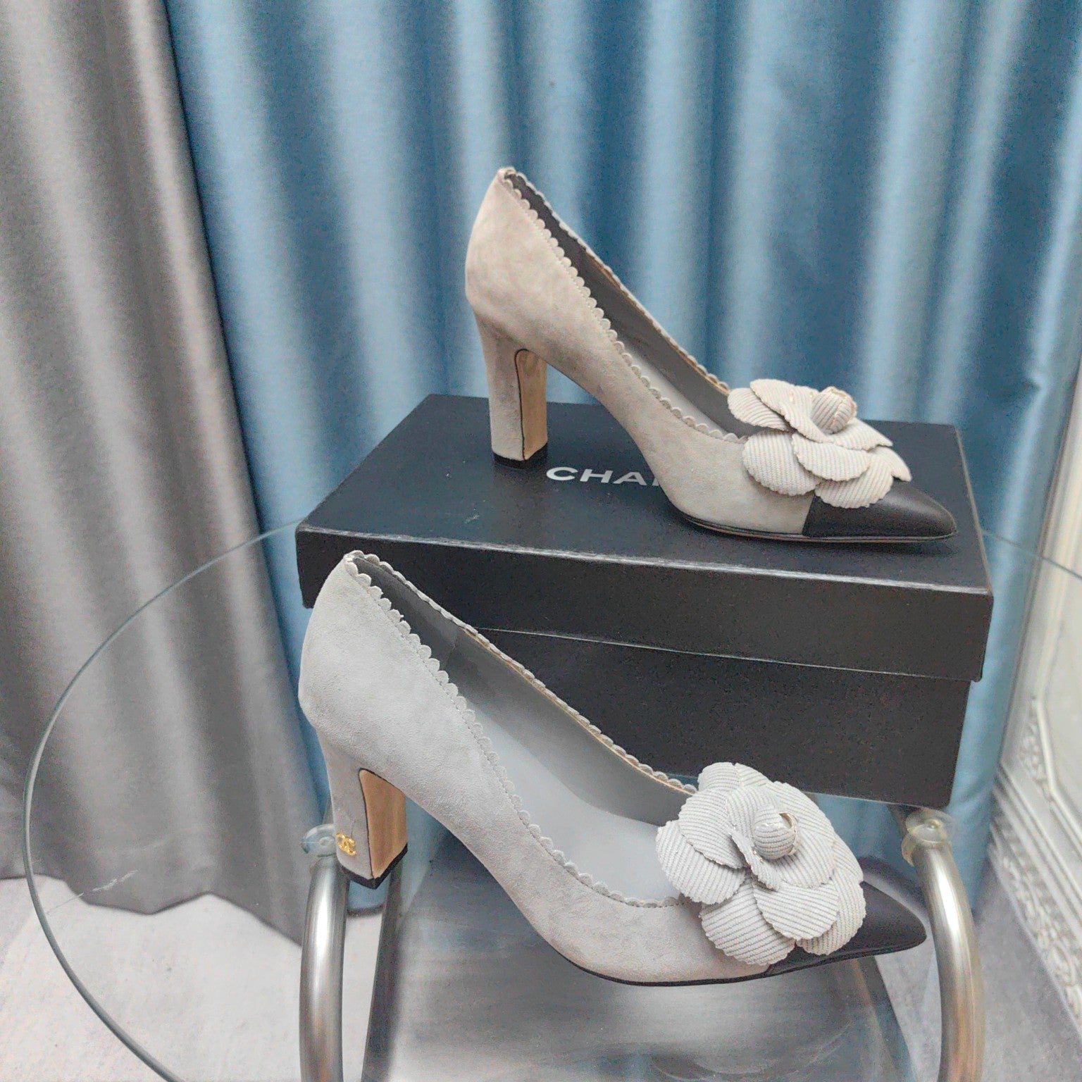 CHANEL HIGH HEELS 80 MM IN SPANISH GRAY SUEDE AND BLACK CALFSKIN WITH FLOWER