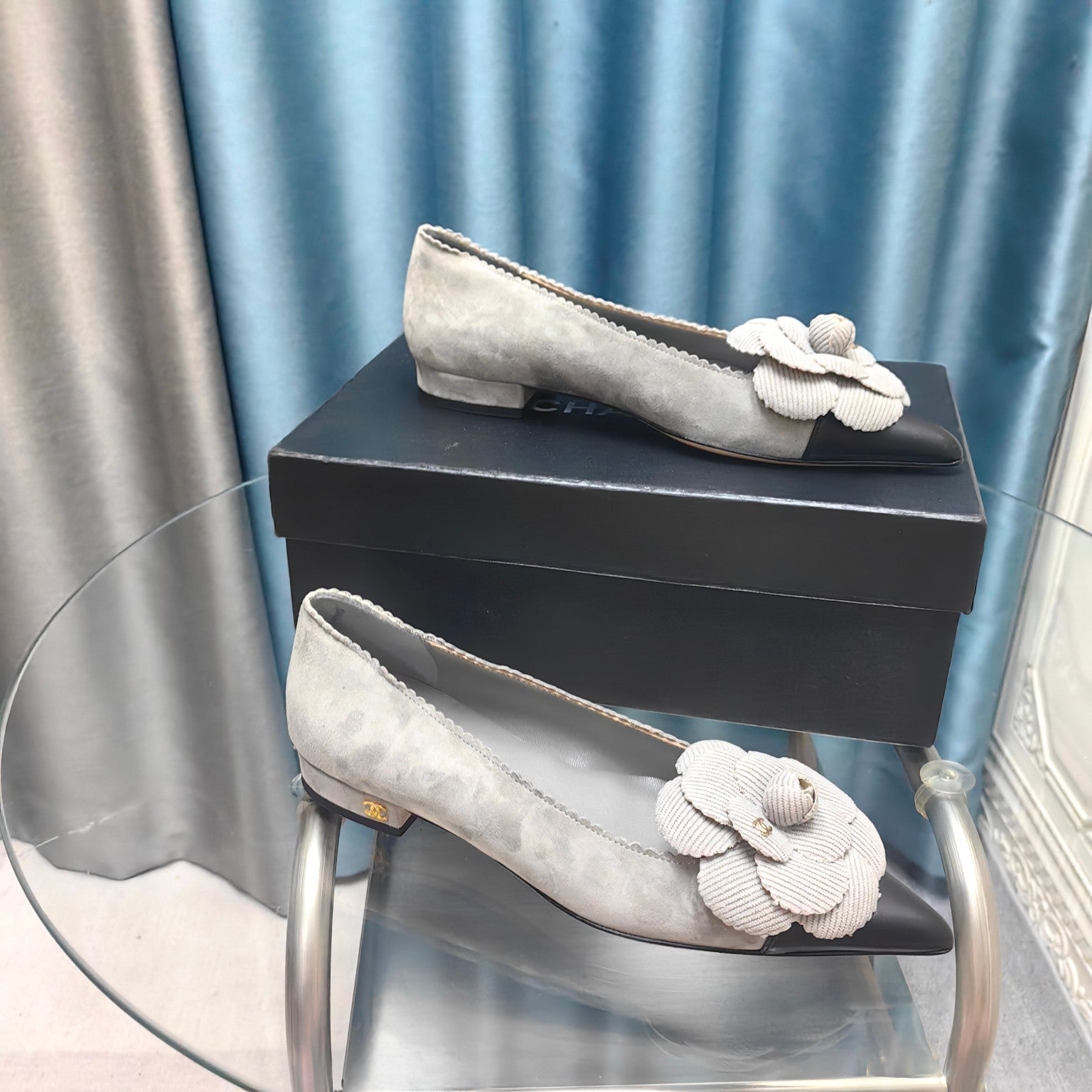 CHANEL BALLET FLAT IN SPANISH GRAY SUEDE AND BLACK CALFSKIN WITH FLOWER