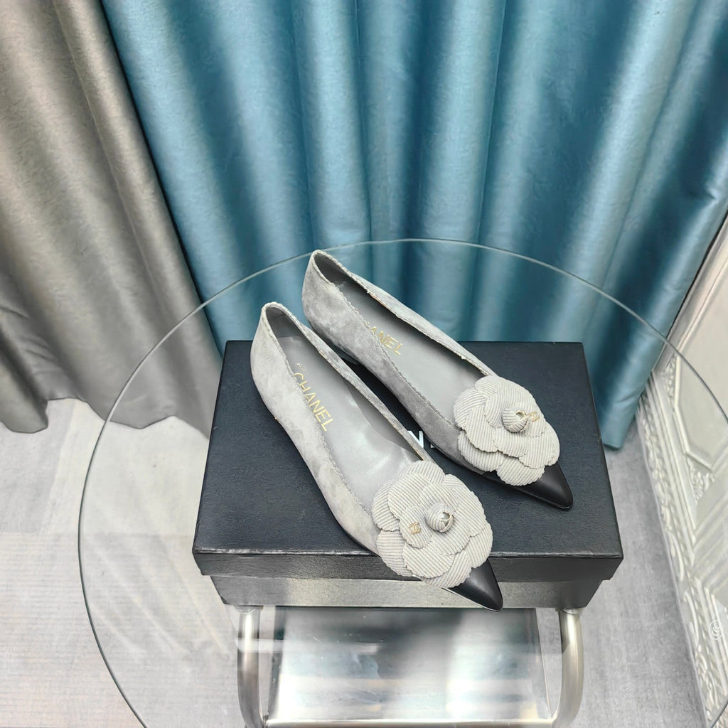 CHANEL BALLET FLAT IN SPANISH GRAY SUEDE AND BLACK CALFSKIN WITH FLOWER