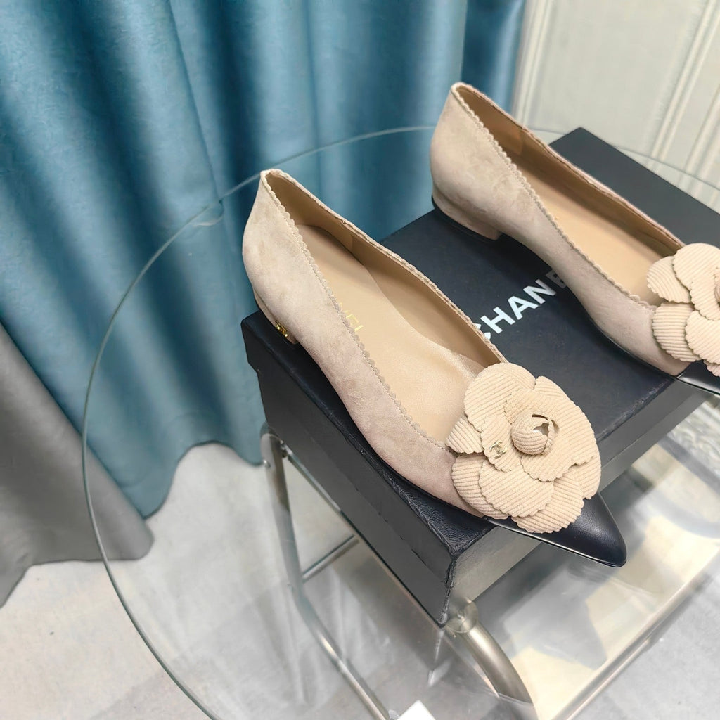 CHANEL BALLET FLAT IN TAN BEIGE SUEDE AND BLACK CALFSKIN WITH FLOWER