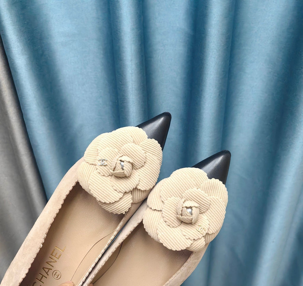 CHANEL BALLET FLAT IN TAN BEIGE SUEDE AND BLACK CALFSKIN WITH FLOWER