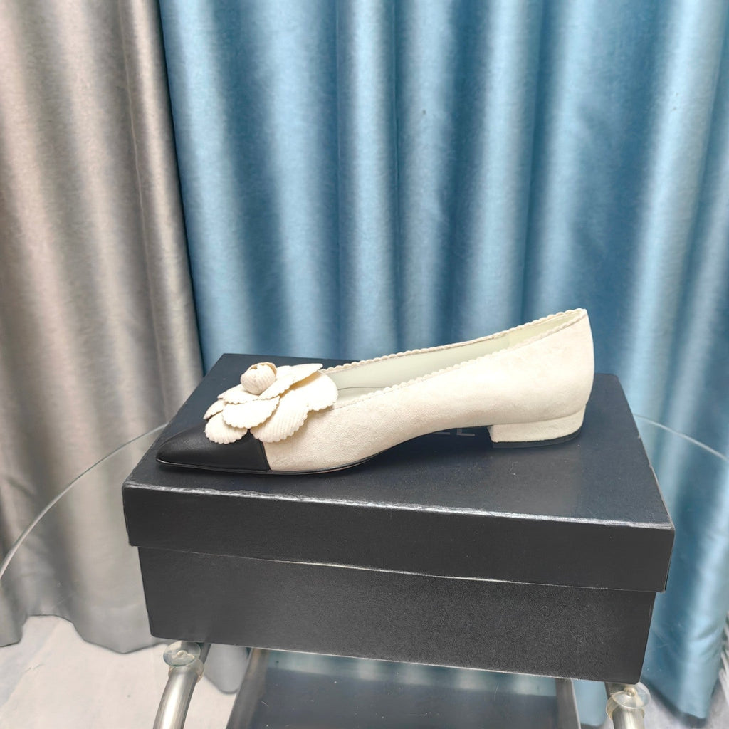 CHANEL BALLET FLAT IN WHITE SUEDE AND BLACK CALFSKIN WITH FLOWER