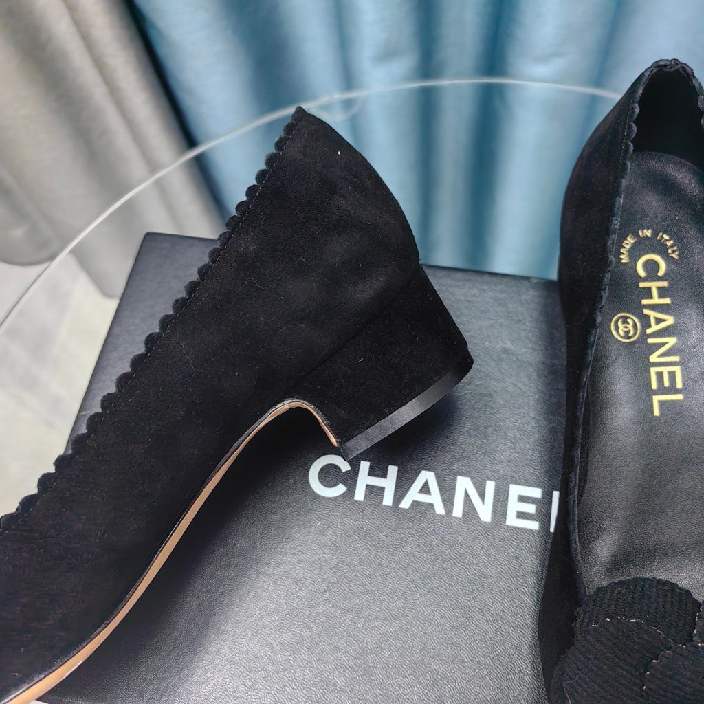 CHANEL MEDIUM HEELS IN BLACK SUEDE AND CALFSKIN WITH FLOWER