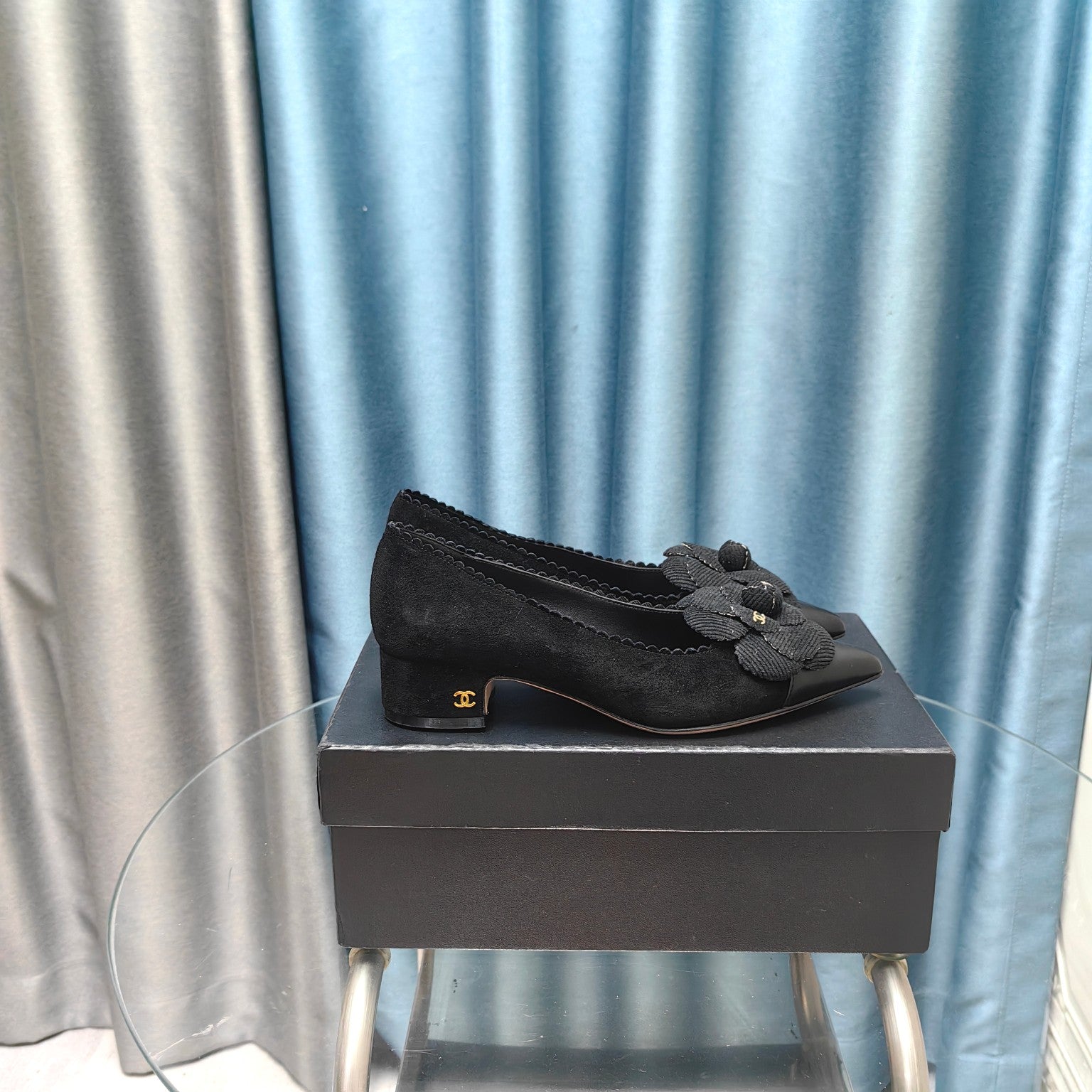 CHANEL MEDIUM HEELS IN BLACK SUEDE AND CALFSKIN WITH FLOWER