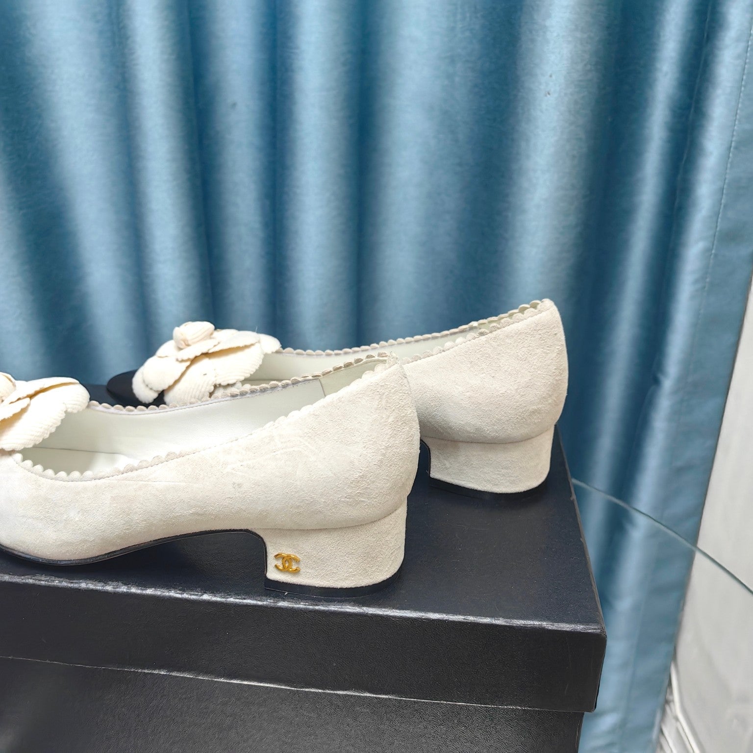 CHANEL MEDIUM HEELS IN WHITE SUEDE AND BLACK CALFSKIN WITH FLOWER