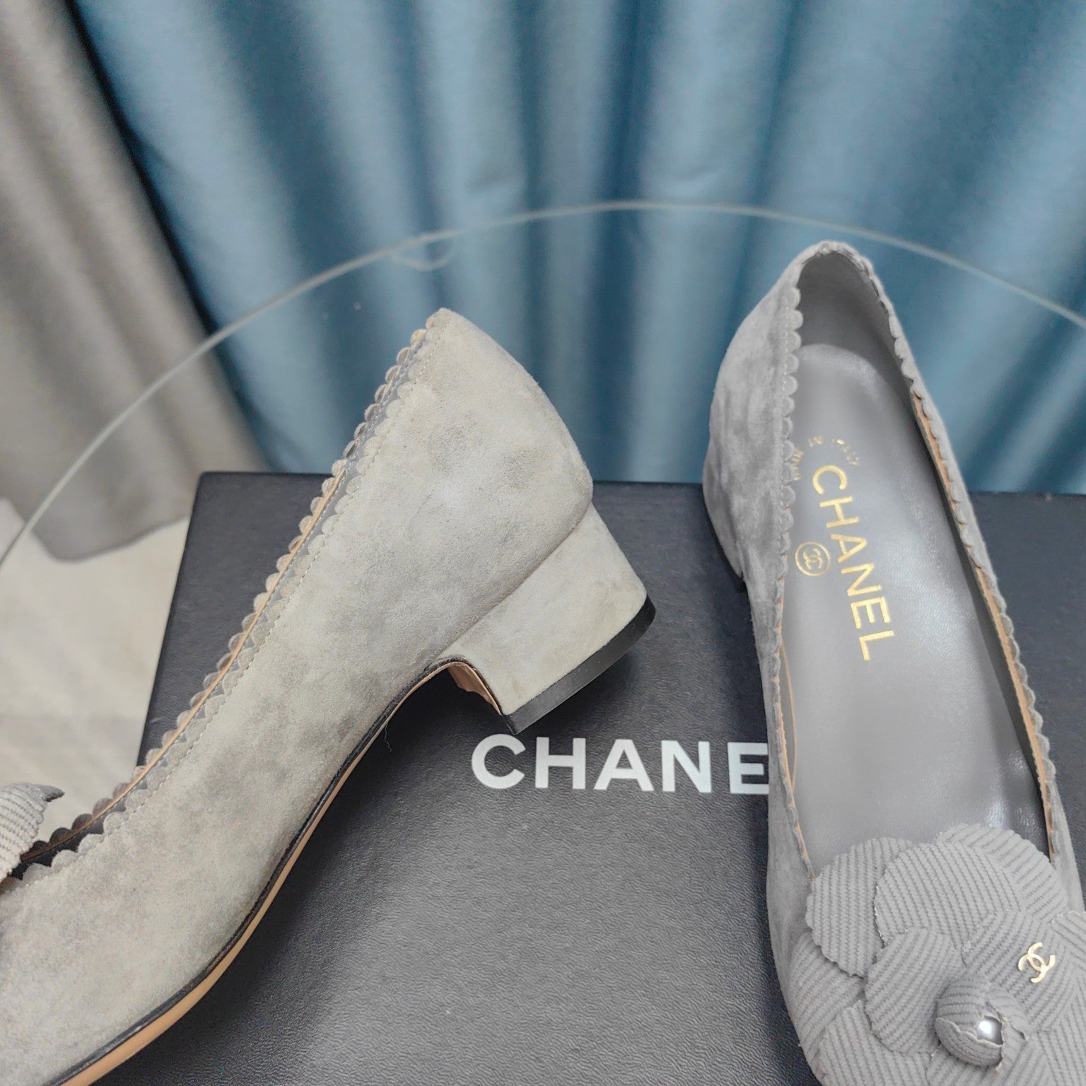 CHANEL MEDIUM HEELS IN SPANISH GRAY SUEDE AND BLACK CALFSKIN WITH FLOWER