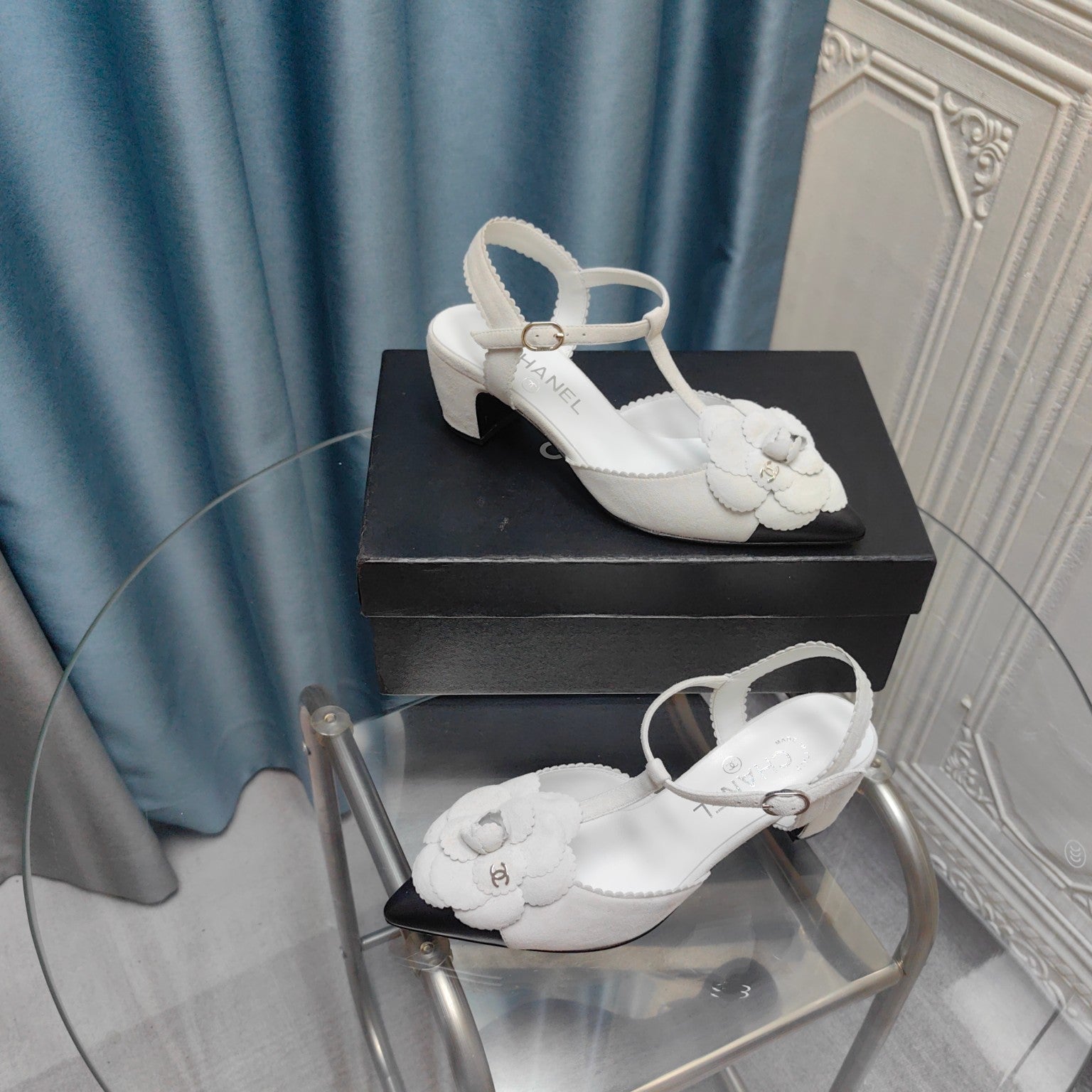 CHANEL CAMELLIA SANDAL IN WHITE SUEDE AND BLACK CALFSKIN WITH FLOWER