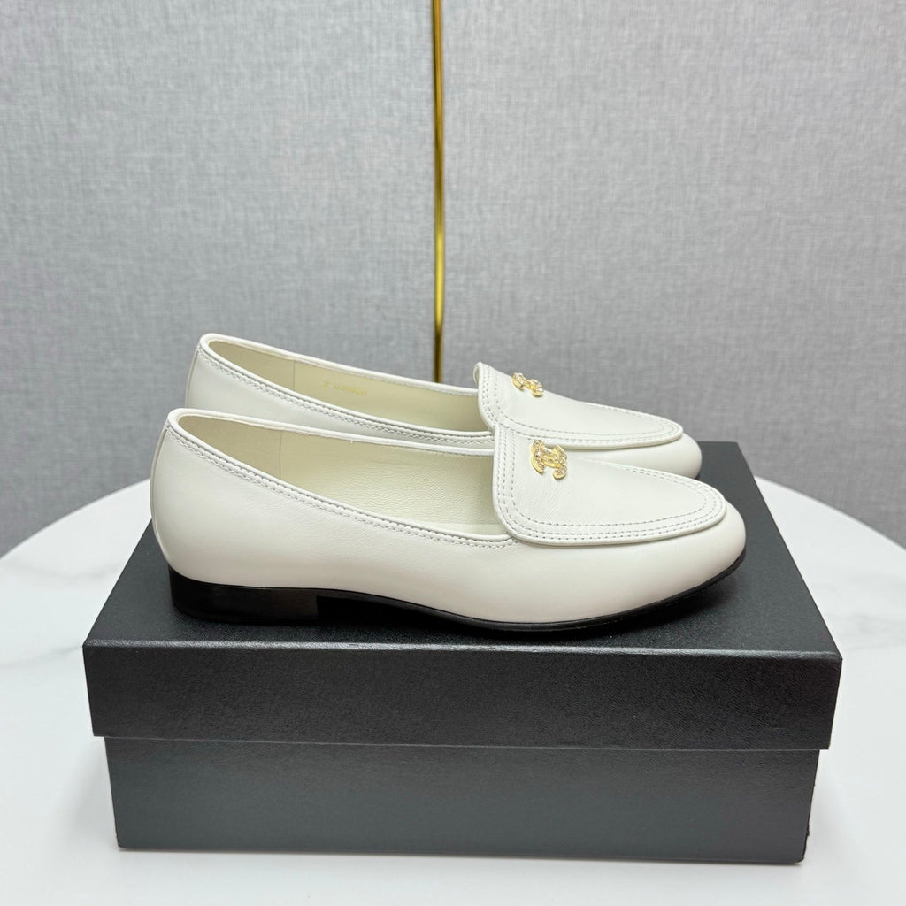 CHANEL LOAFERS 25S IN WHITE CALFSKIN GOLD HARDWARE WITH STONES