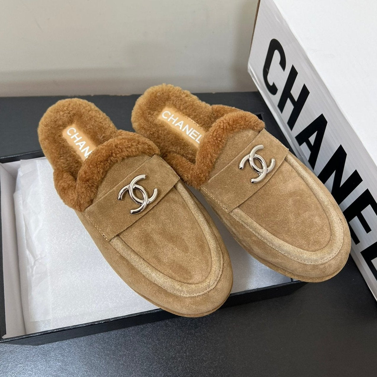 CHANEL LOAFERS MULE IN PEANUT BROWN SUEDE AND FLEECE LINING