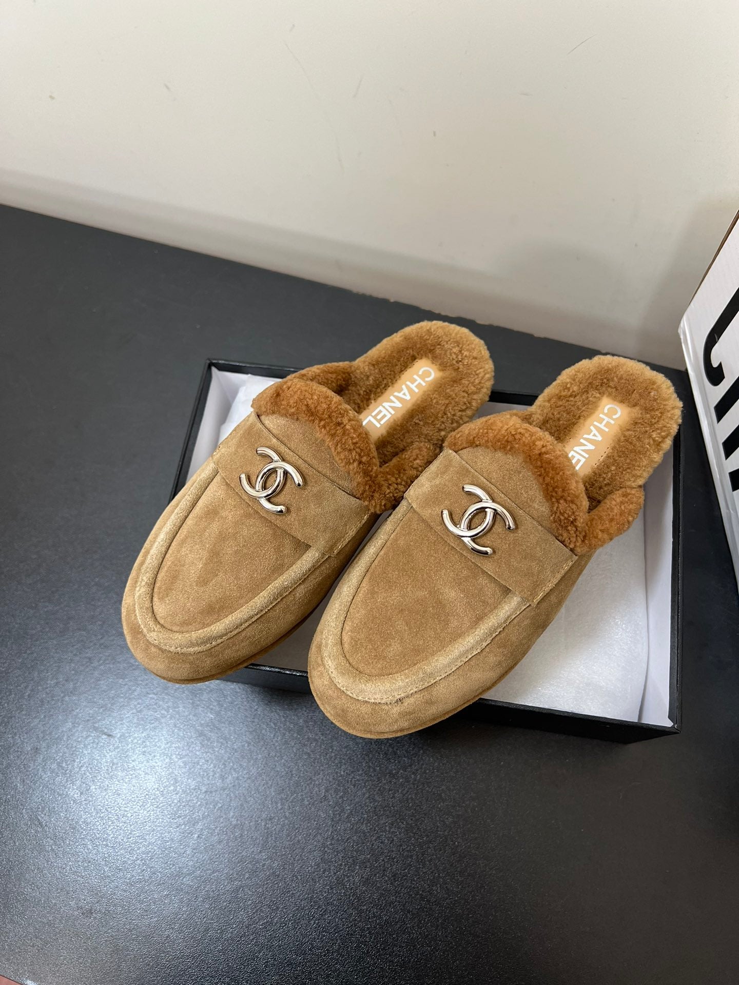 CHANEL LOAFERS MULE IN PEANUT BROWN SUEDE AND FLEECE LINING