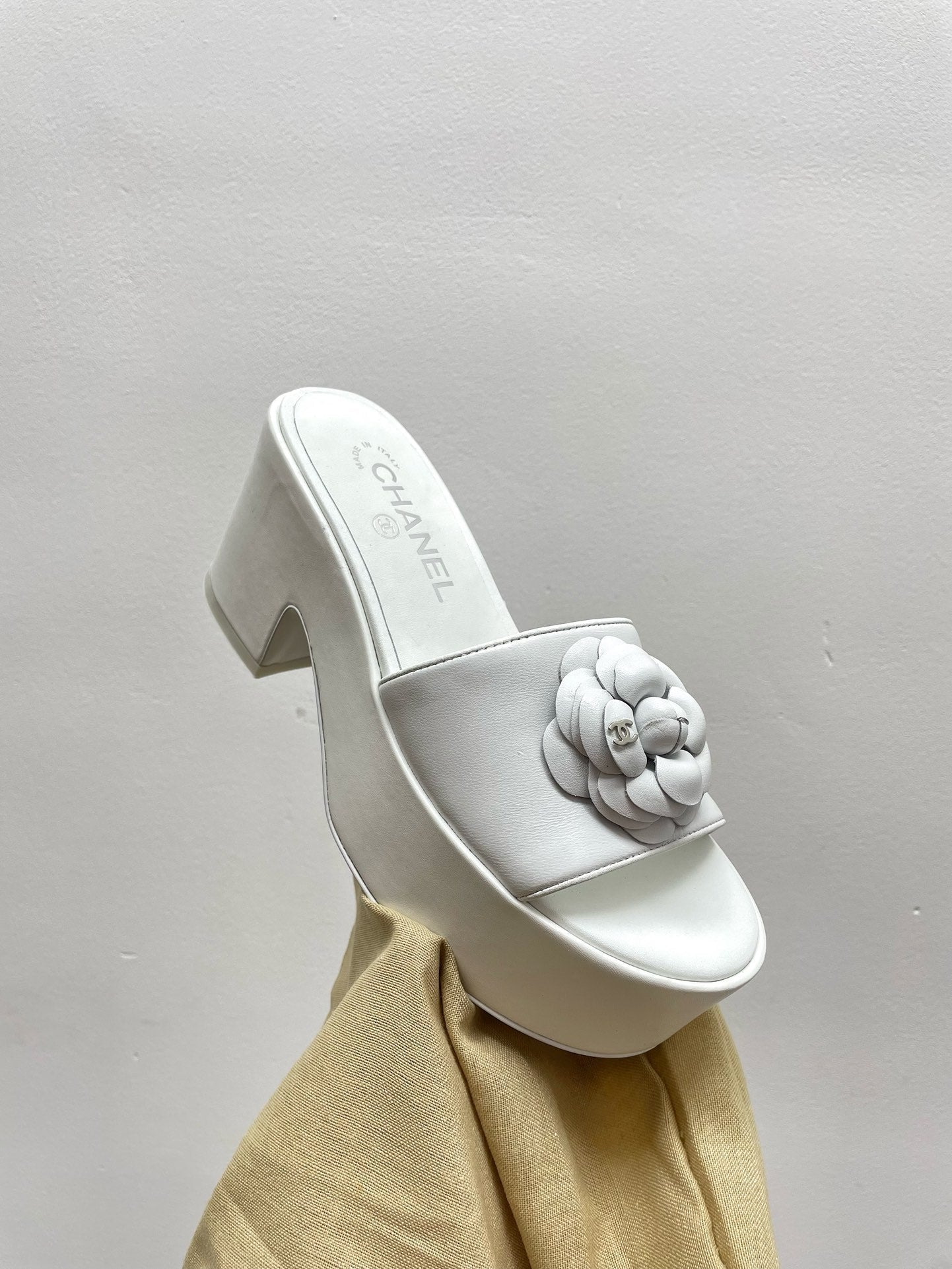 CHANEL WEDGE PLATFORM WHITE LAMBSKIN WITH FLOWER