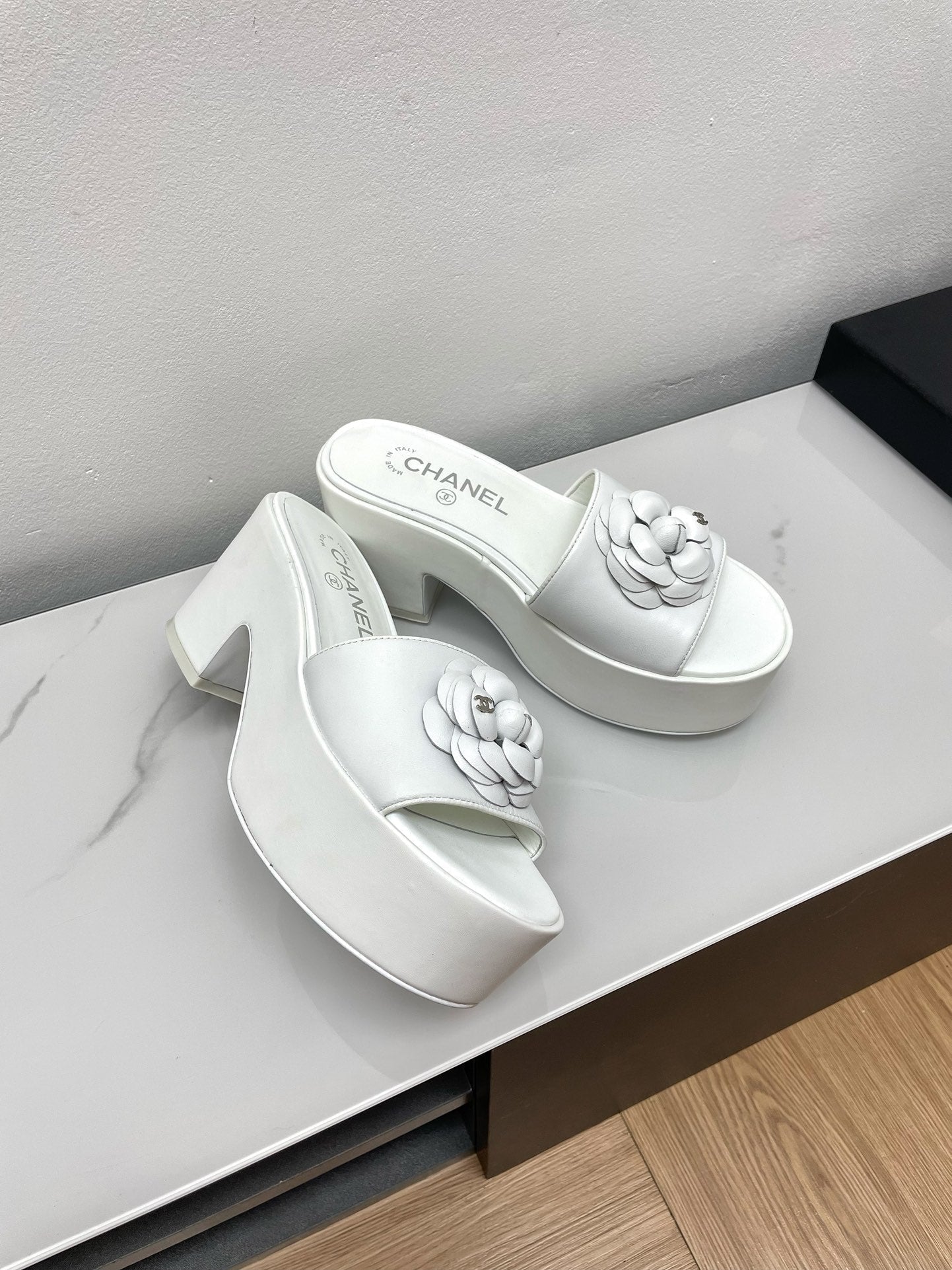 CHANEL WEDGE PLATFORM WHITE LAMBSKIN WITH FLOWER