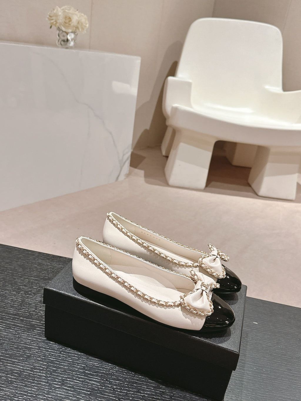 CHANEL BOWKNOT BALLET FLAT IN WHITE MIX BLACK SHEEPSKIN