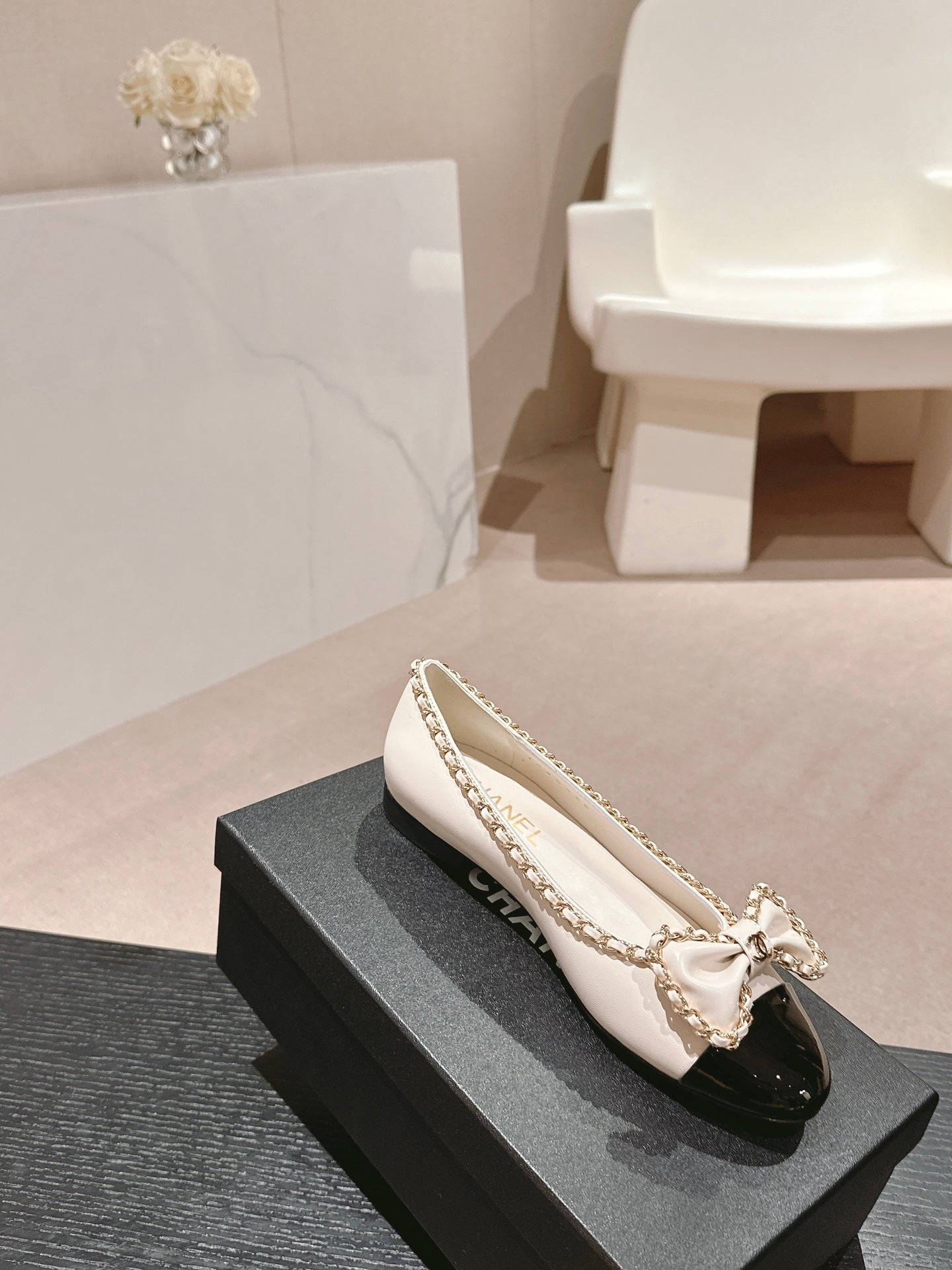 CHANEL BOWKNOT BALLET FLAT IN WHITE MIX BLACK SHEEPSKIN