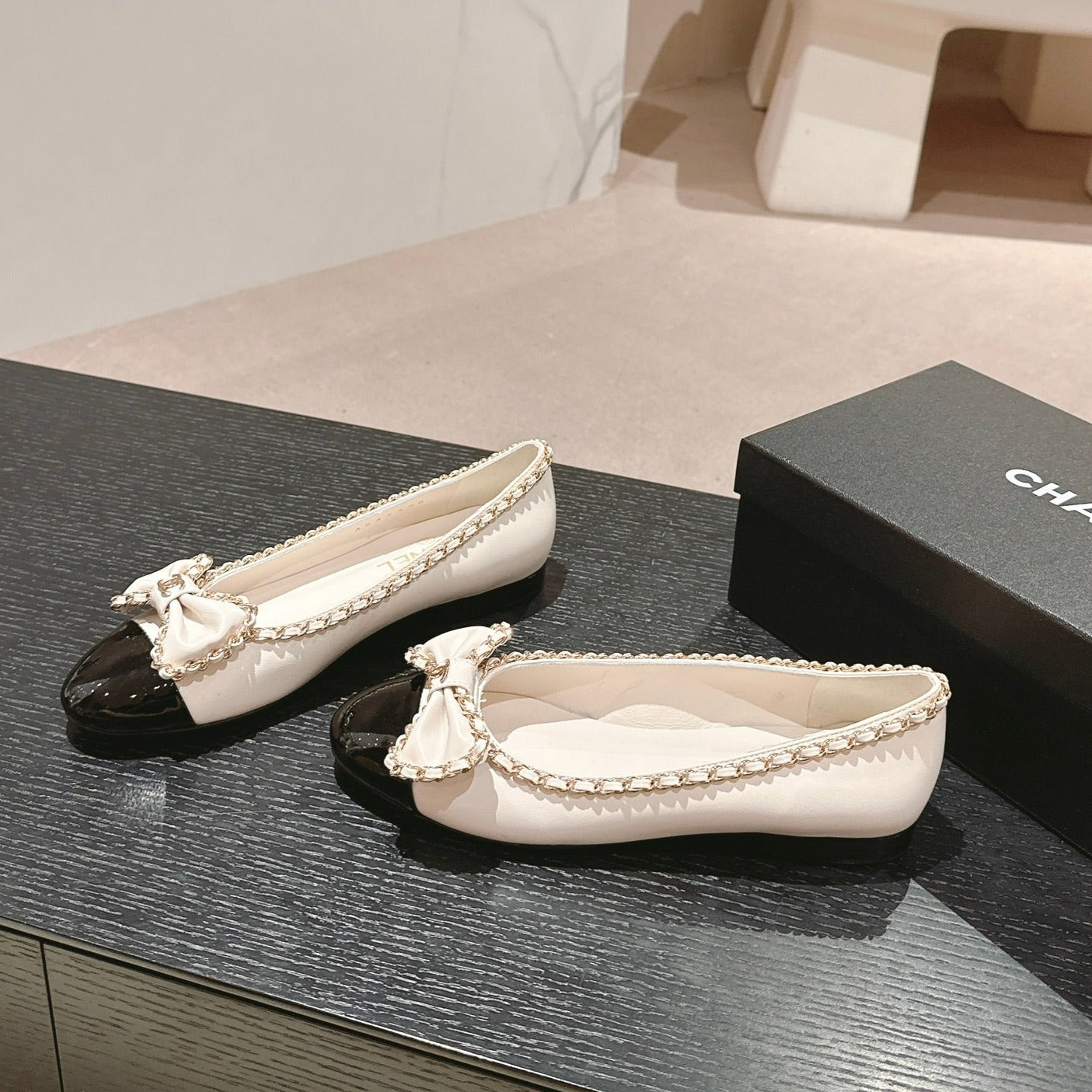 CHANEL BOWKNOT BALLET FLAT IN WHITE MIX BLACK SHEEPSKIN