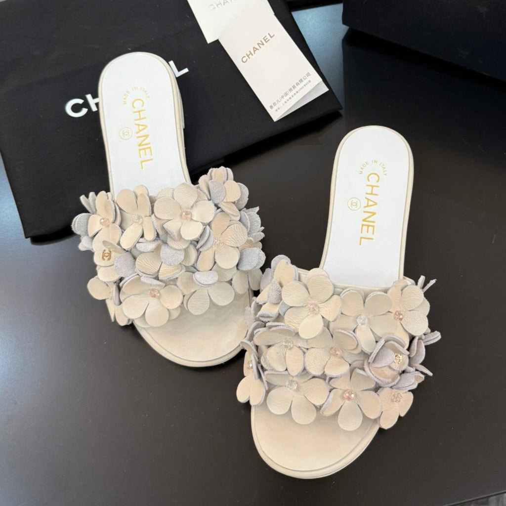 CHANEL FLAT MULE 15 MM IN PALE GRAY CALFSKIN