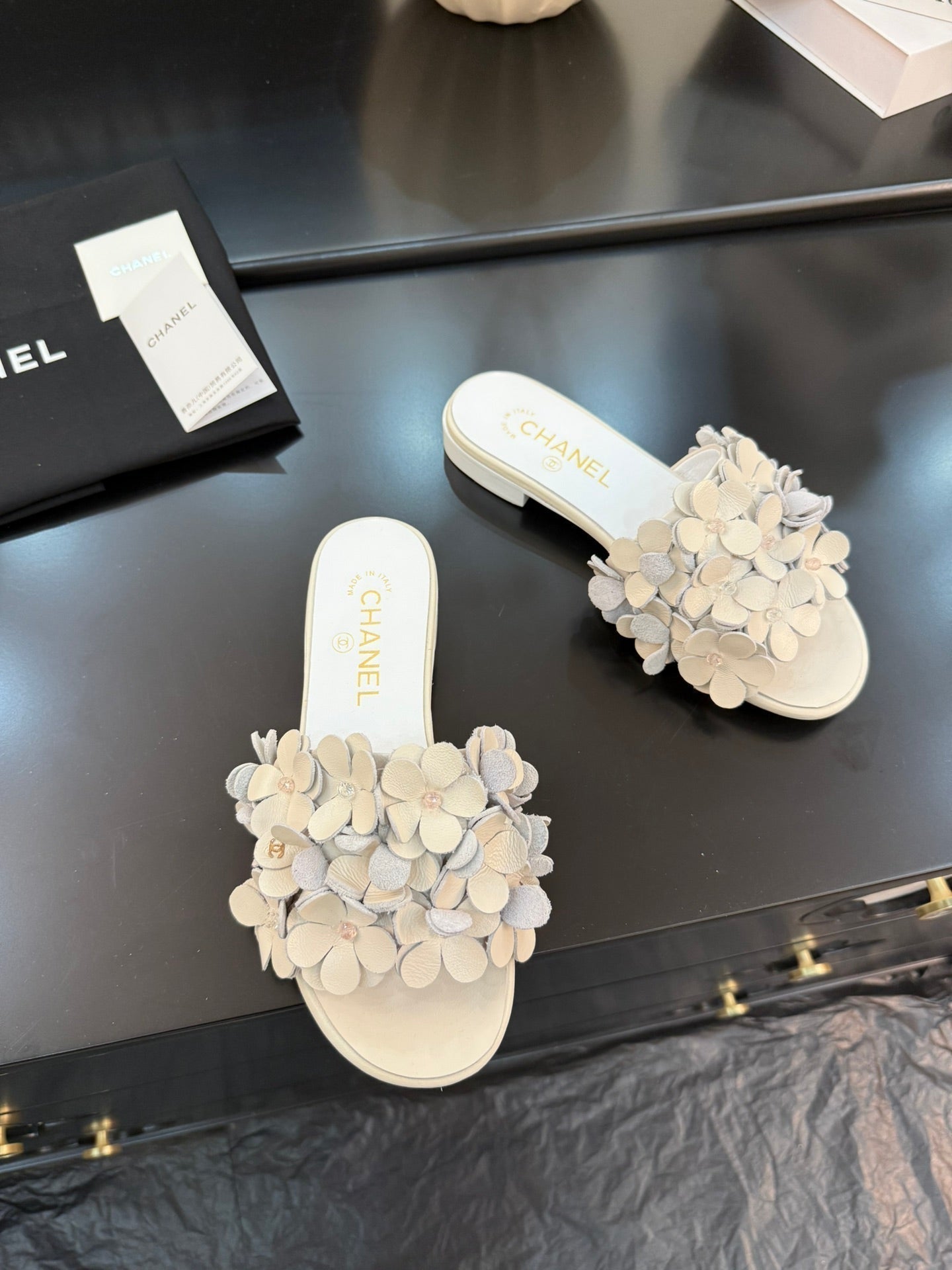 CHANEL FLAT MULE 15 MM IN PALE GRAY CALFSKIN