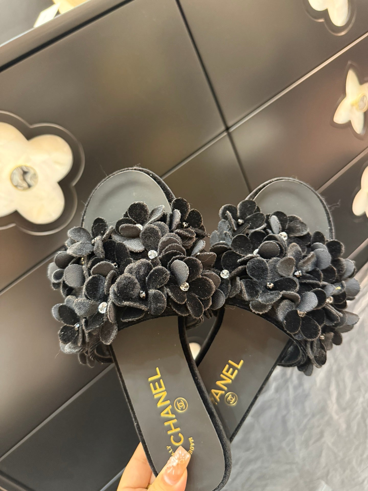 CHANEL FLAT MULE 15 MM IN BLACK VELVET