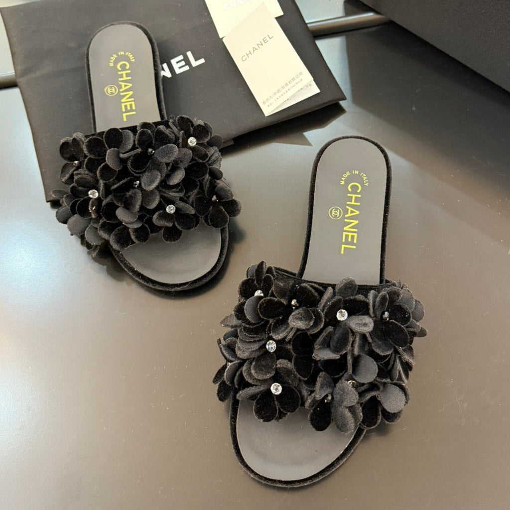 CHANEL FLAT MULE 15 MM IN BLACK VELVET
