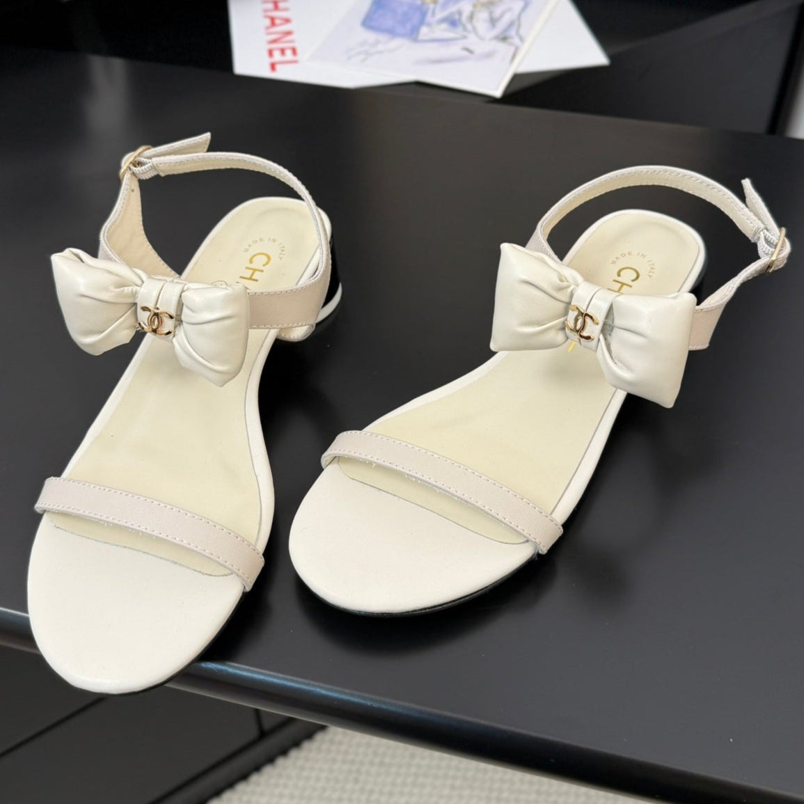 CHANEL FLAT SANDALS 5 MM IN WHITE CREAM CALFSKIN