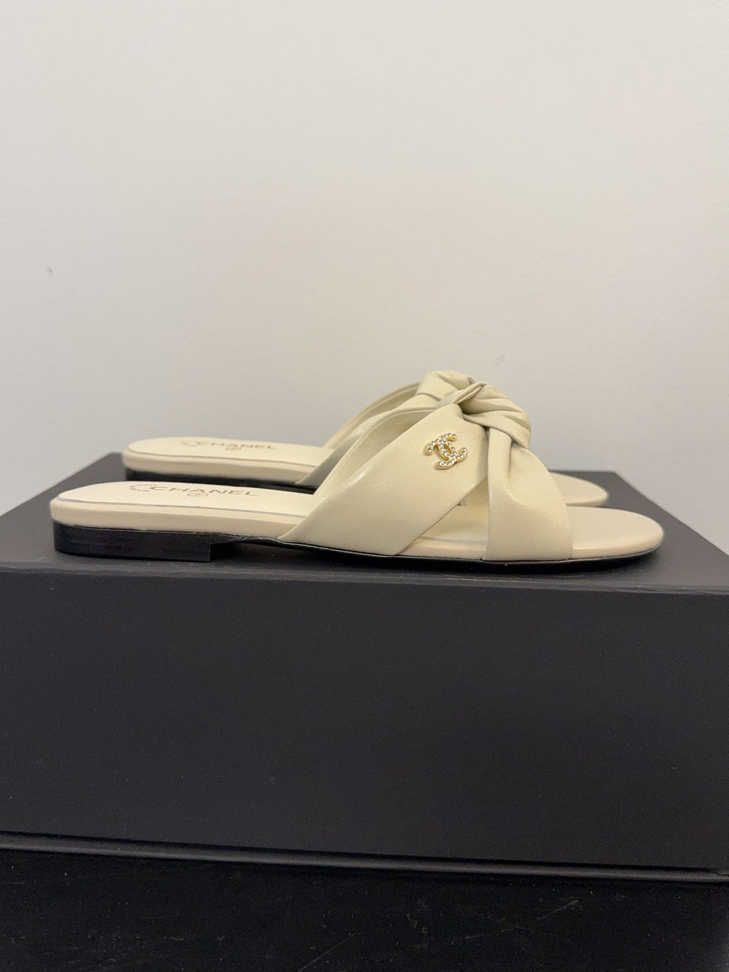 CHANEL LACE MULE 2 CM IN WHITE CREAM LAMBSKIN