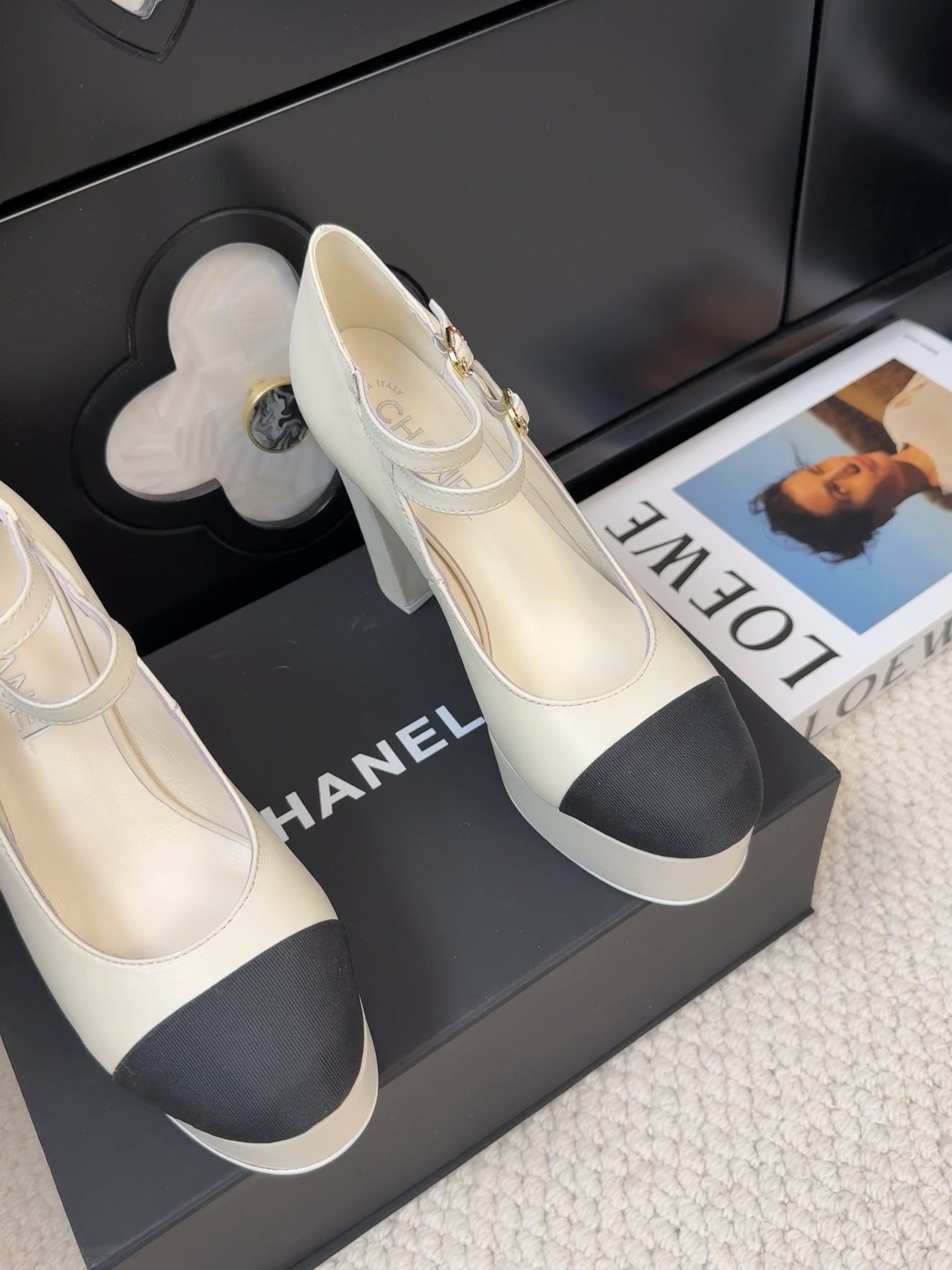 CHANEL FLATFORM SANDAL IN PALE YELLOW CALFSKIN AND BLACK FABRIC