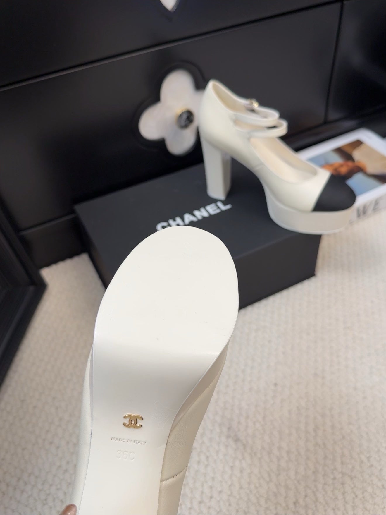 CHANEL FLATFORM SANDAL IN PALE YELLOW CALFSKIN AND BLACK FABRIC