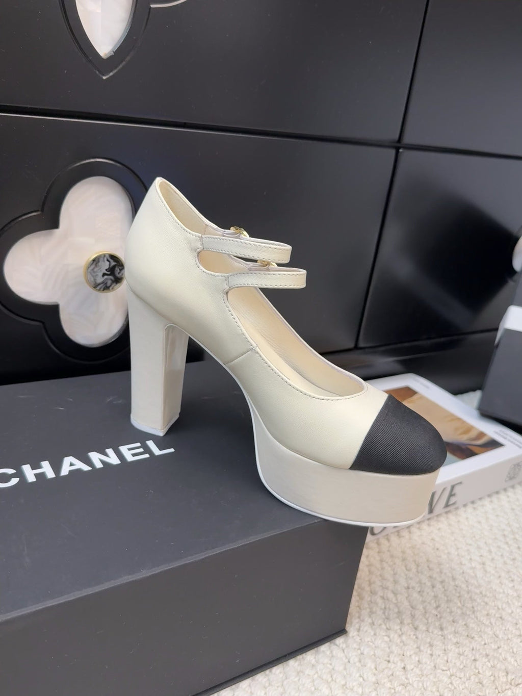 CHANEL FLATFORM SANDAL IN PALE YELLOW CALFSKIN AND BLACK FABRIC
