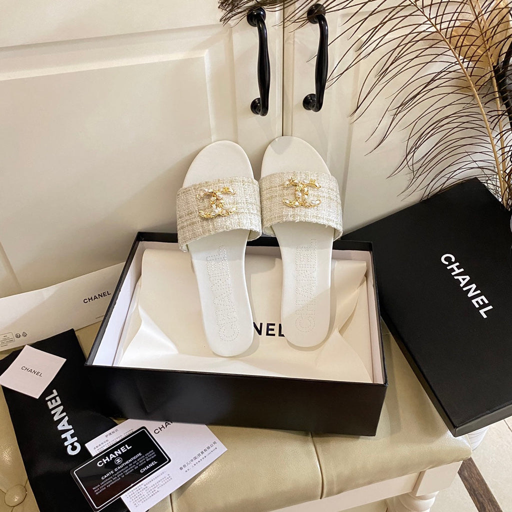 CHANEL SLIPPERS IN WHITE CREAM TWEED MULE