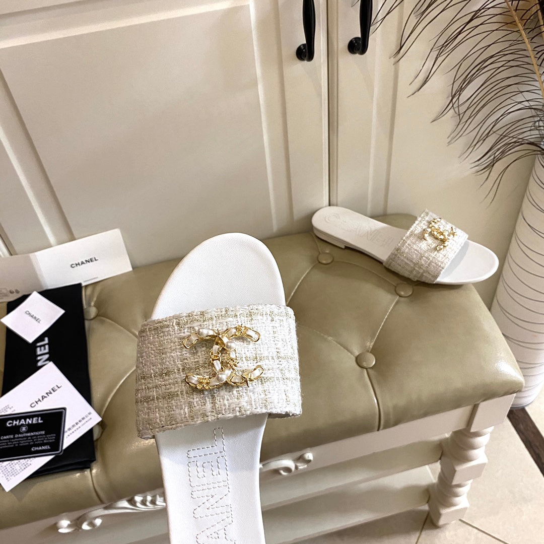 CHANEL SLIPPERS IN WHITE CREAM TWEED MULE