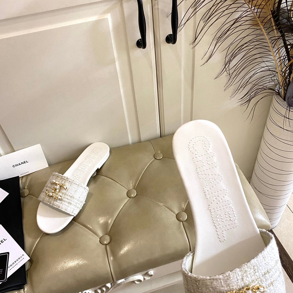 CHANEL SLIPPERS IN WHITE CREAM TWEED MULE