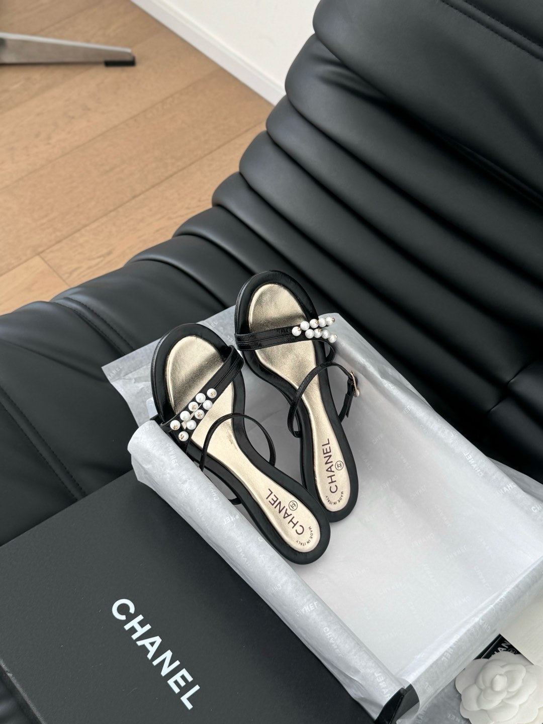 CHANEL PEARL SANDAL IN BLACK AND GOLD LAMBSKIN 35 MM