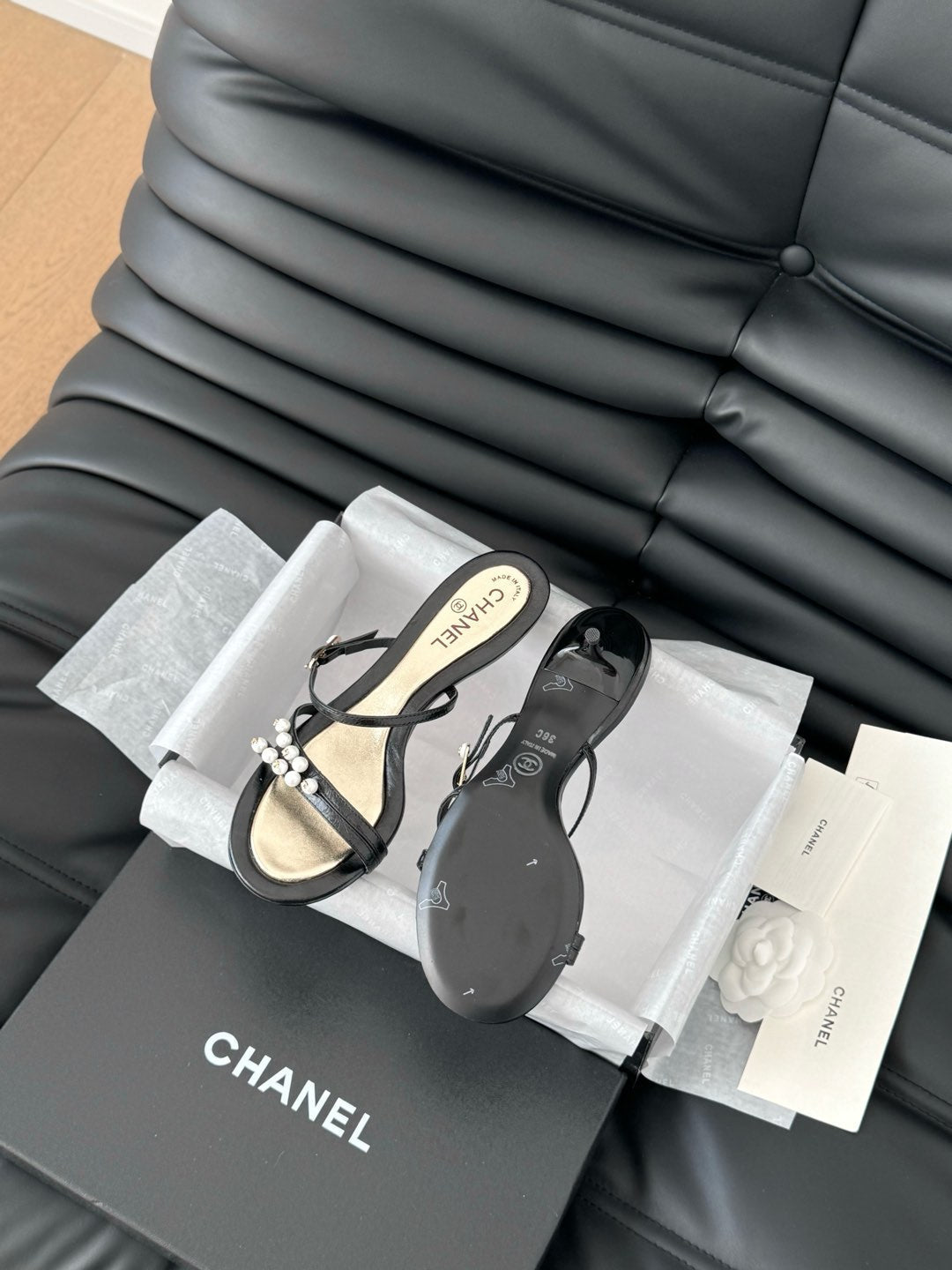 CHANEL PEARL SANDAL IN BLACK AND GOLD LAMBSKIN 35 MM