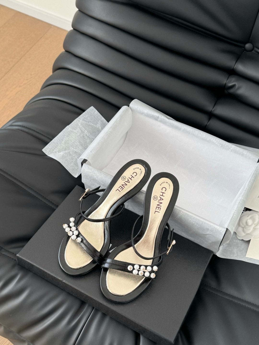 CHANEL PEARL SANDAL IN BLACK AND GOLD LAMBSKIN 35 MM