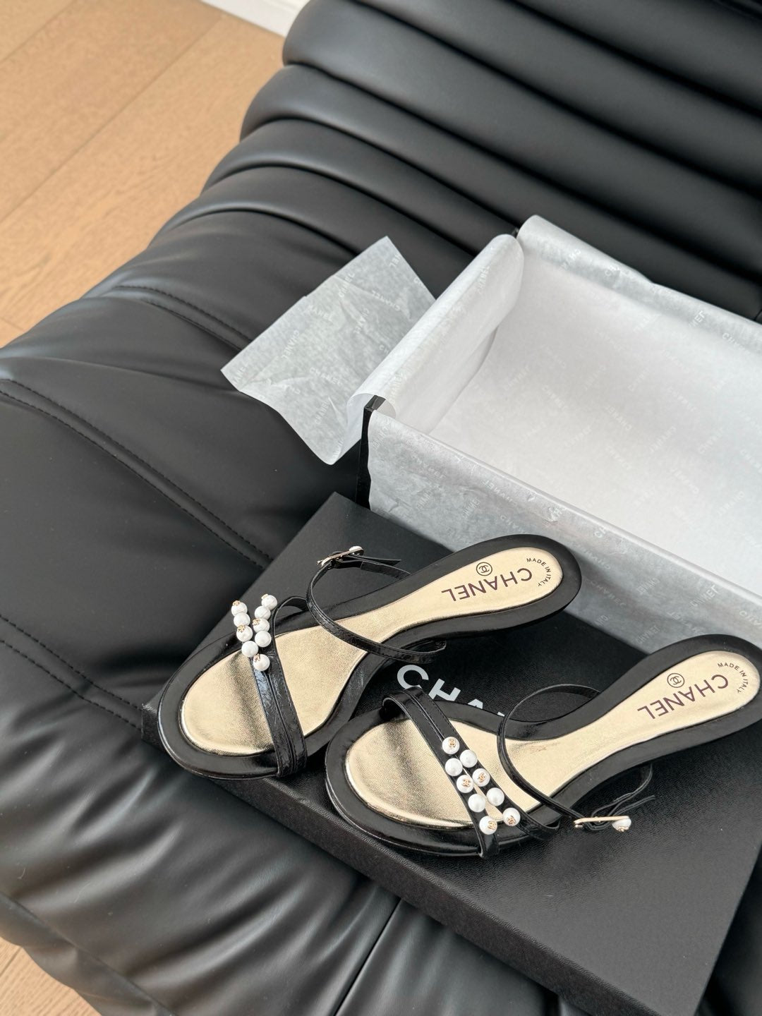 CHANEL PEARL SANDAL IN BLACK AND GOLD LAMBSKIN 35 MM