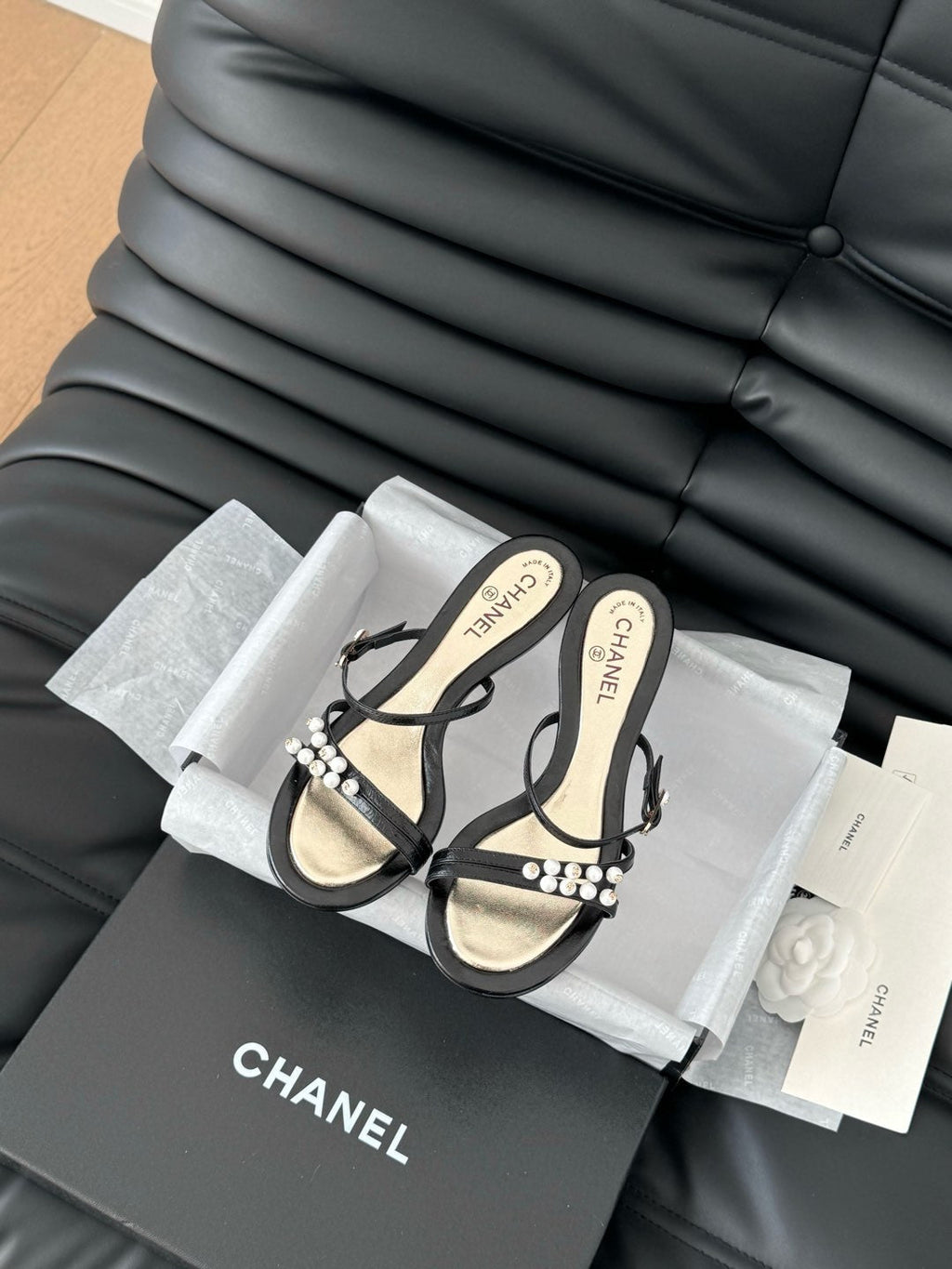 CHANEL PEARL SANDAL IN BLACK AND GOLD LAMBSKIN 35 MM
