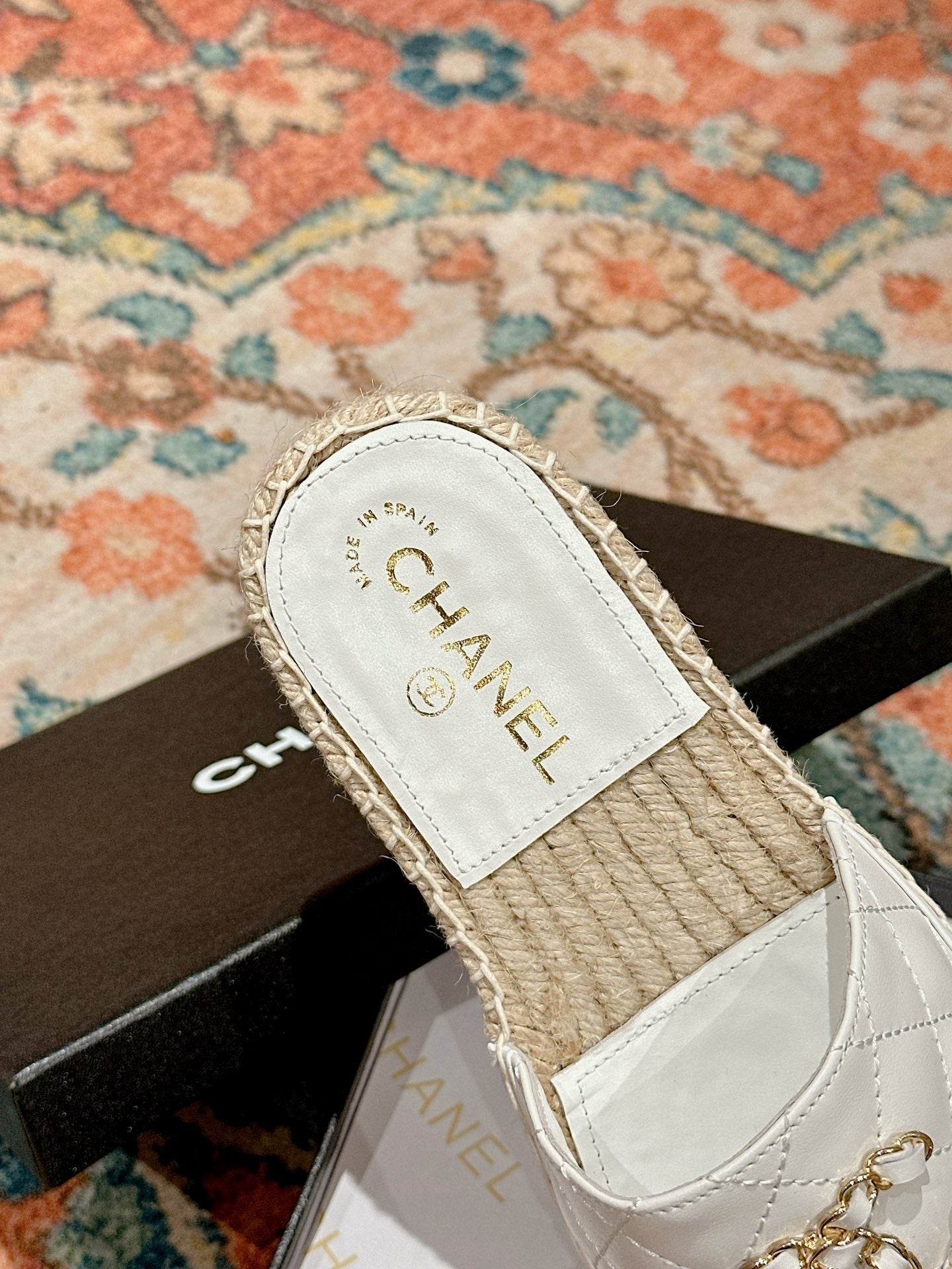 CHANEL FLAT SLIPPERS IN WHITE LAMBSKIN AND WOVEN WITH LOGO